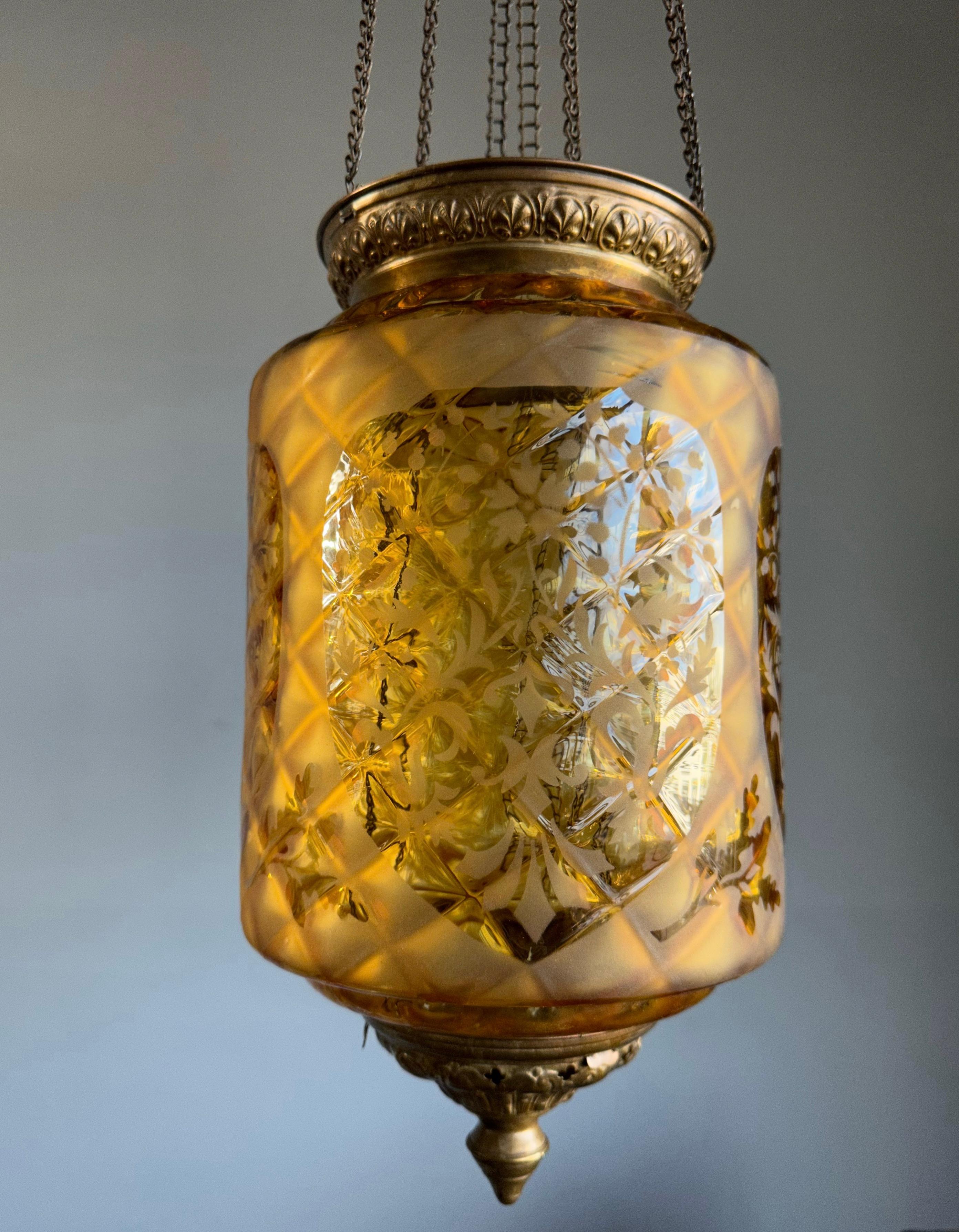 Atemberaubende viktorianische Hängeleuchte aus Messing und mundgeblasenem Kunstglas im gotischen Stil (Radiert) im Angebot