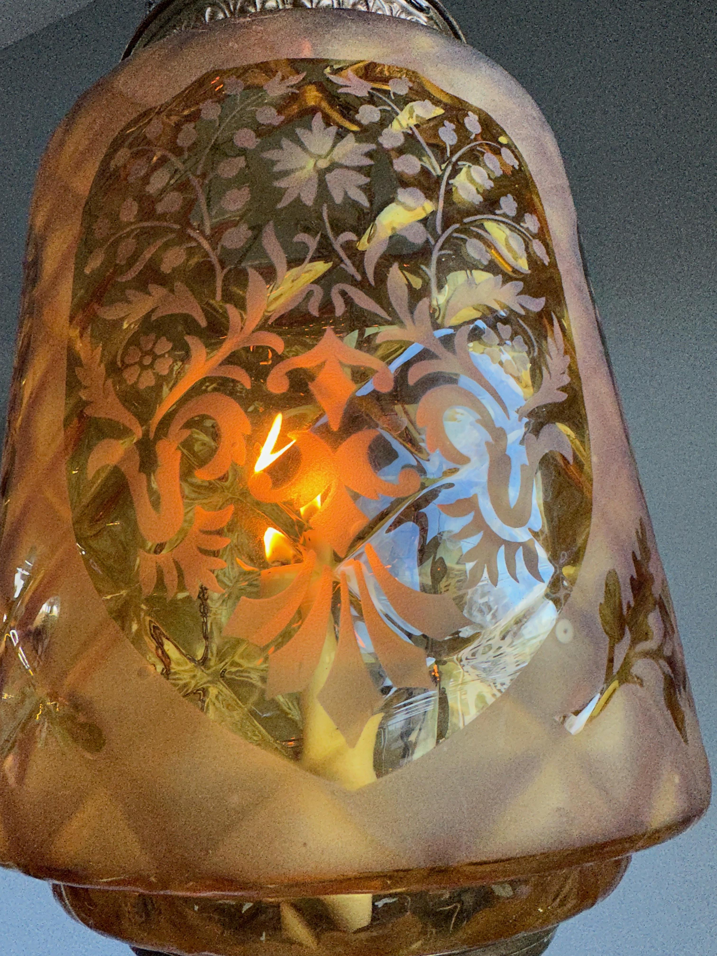 Atemberaubende viktorianische Hängeleuchte aus Messing und mundgeblasenem Kunstglas im gotischen Stil (20. Jahrhundert) im Angebot