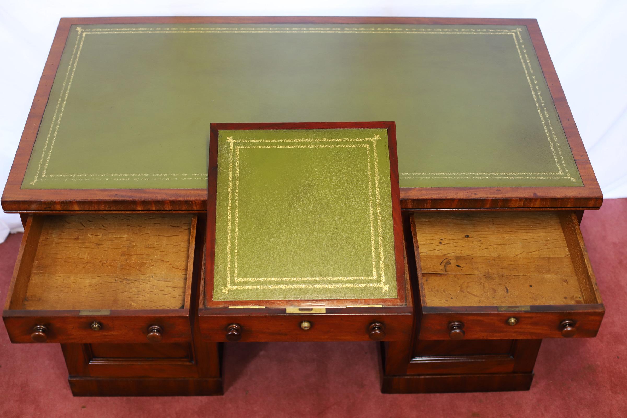 Stunning Victorian  Partners Pedestal Desk For Sale 3