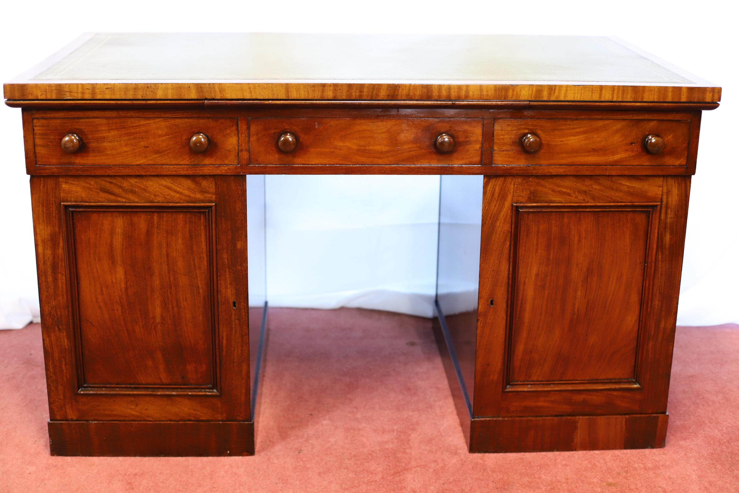 Stunning Victorian  Partners Pedestal Desk For Sale 7