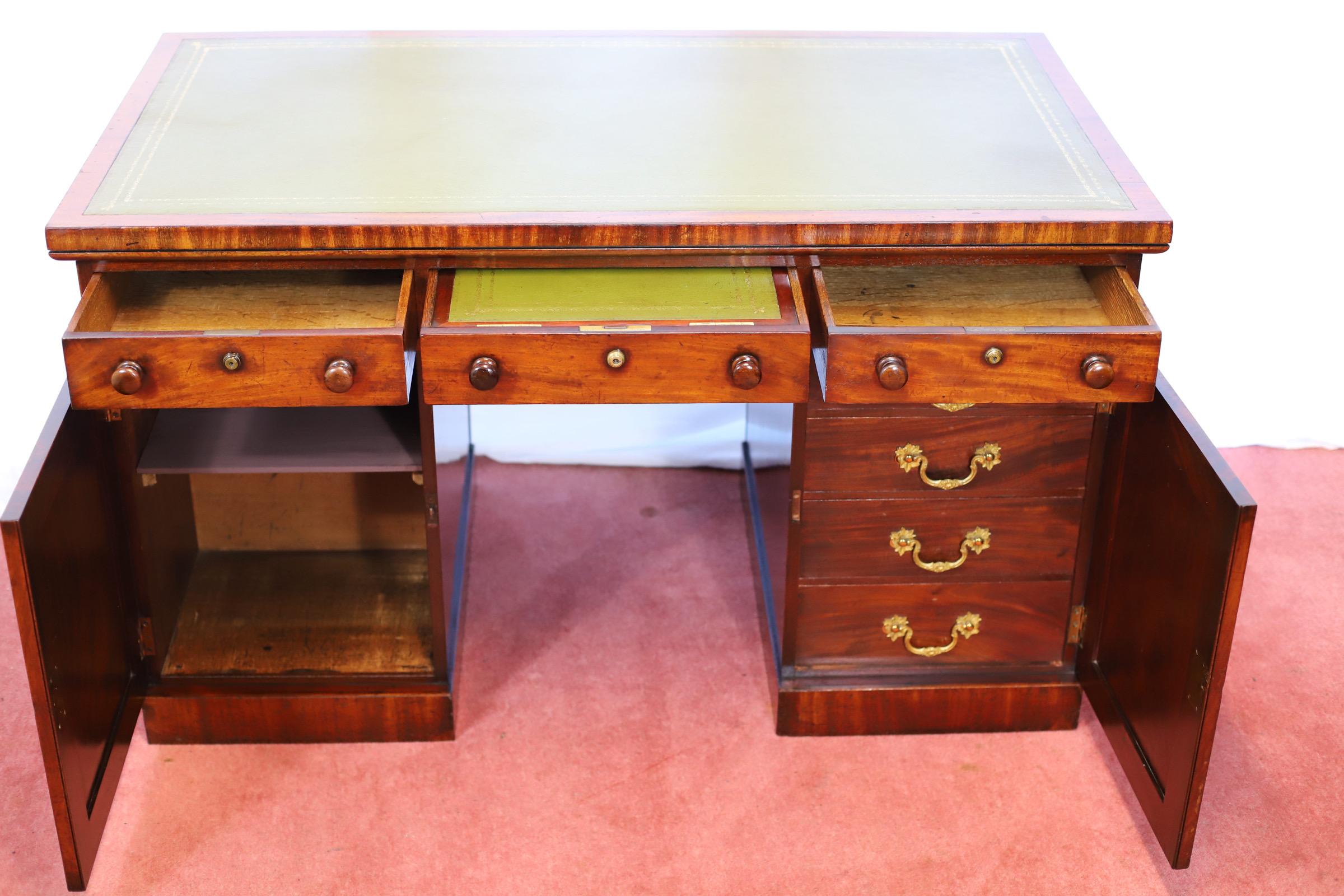 Hand-Crafted Stunning Victorian  Partners Pedestal Desk For Sale