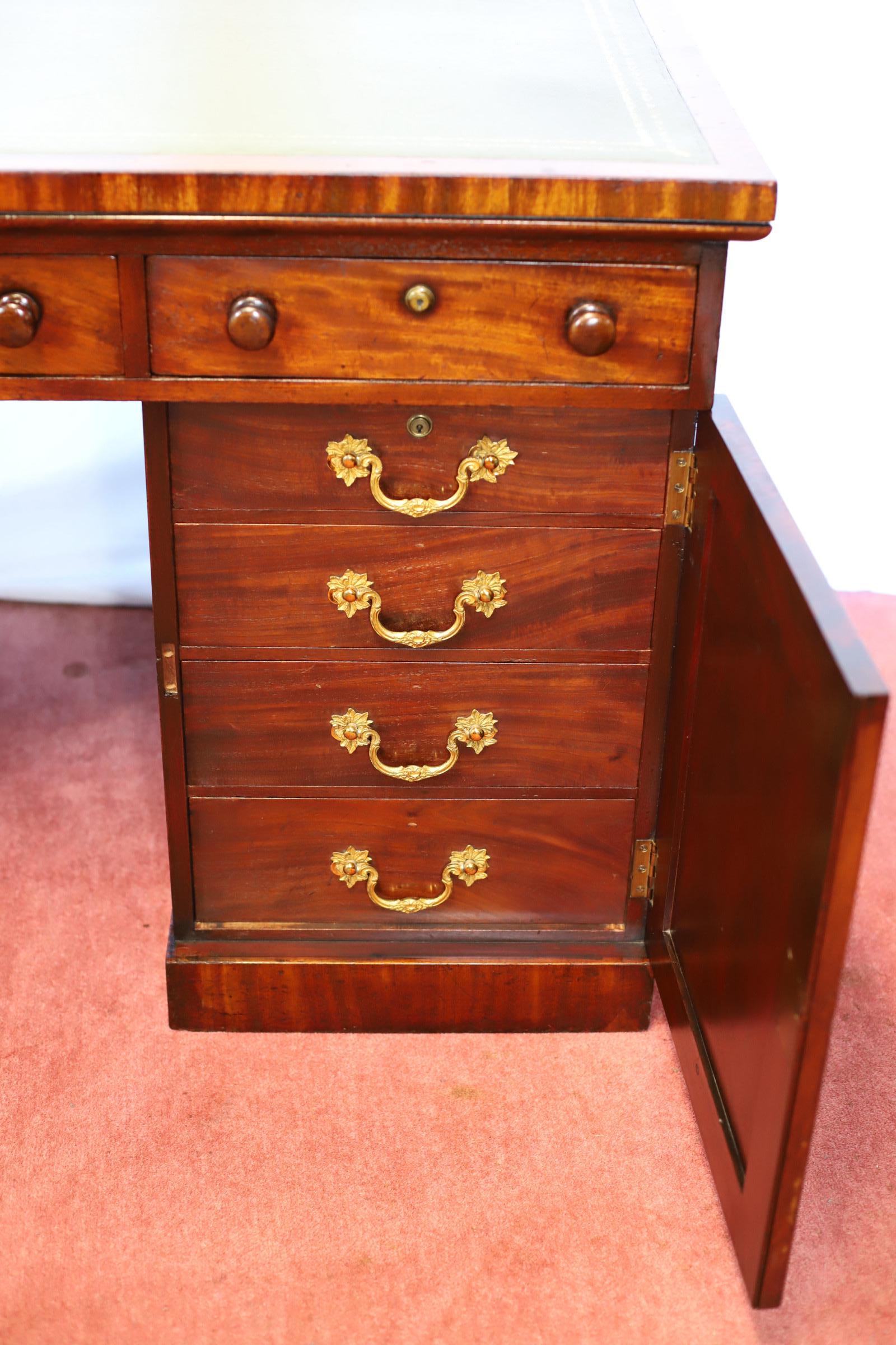 Stunning Victorian  Partners Pedestal Desk In Good Condition For Sale In Crawley, GB