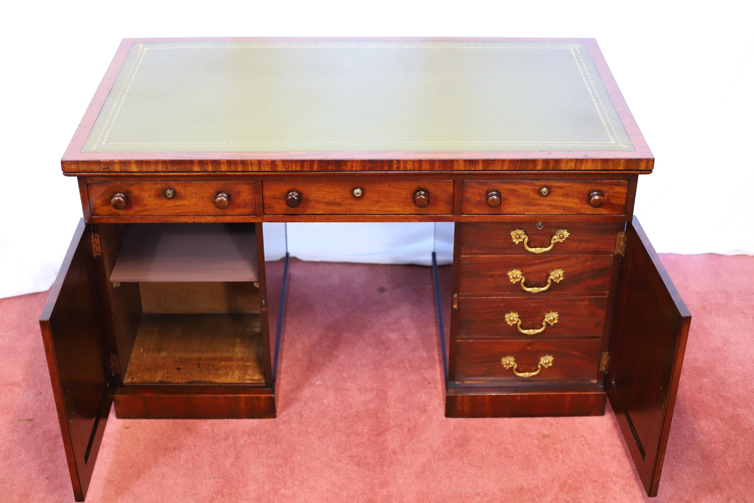 Stunning Victorian  Partners Pedestal Desk For Sale 2