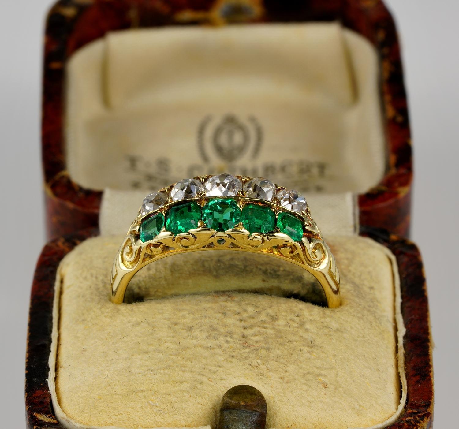 Stunning Victorian Muzo Mine Colombian Emerald Diamond Five-Stone Rare Ring In Fair Condition For Sale In Napoli, IT