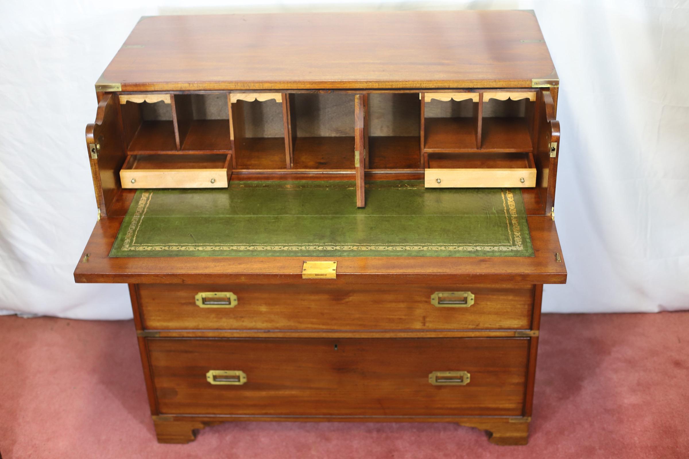 Ottone Stupefacente cassettone vittoriano in Oak e canfora per la segreteria militare di Campaigner in vendita