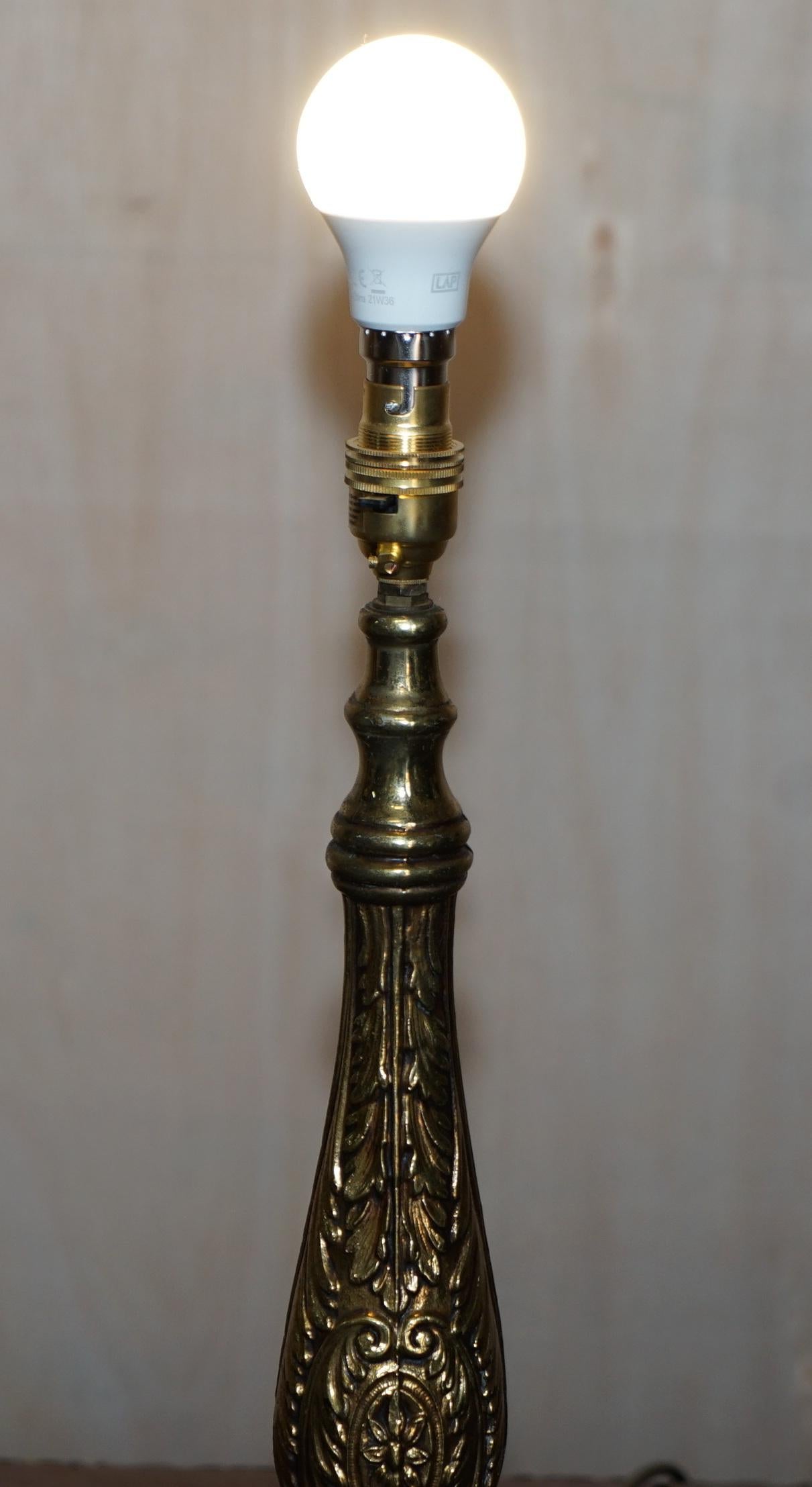 Stunning Victorian Repousse Brass Table Lamp Very Decorative & Beautifully Cast For Sale 5