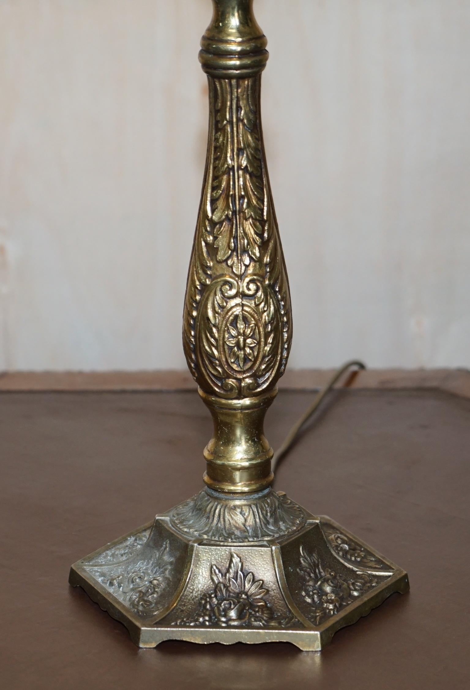Stunning Victorian Repousse Brass Table Lamp Very Decorative & Beautifully Cast For Sale 6