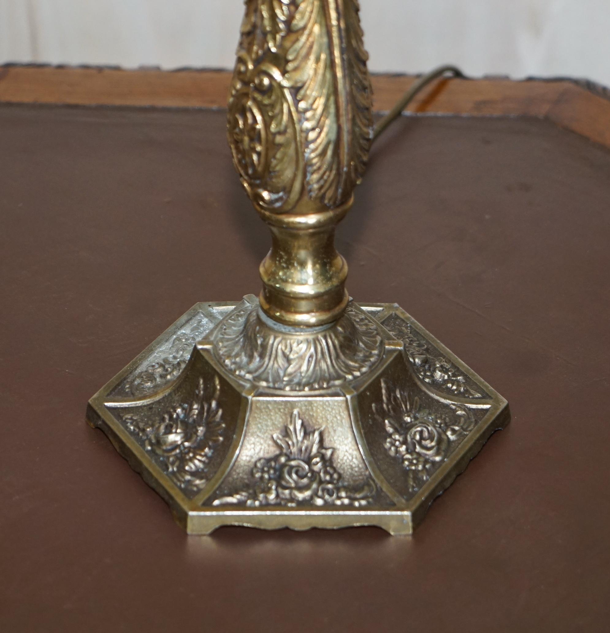 English Stunning Victorian Repousse Brass Table Lamp Very Decorative & Beautifully Cast For Sale