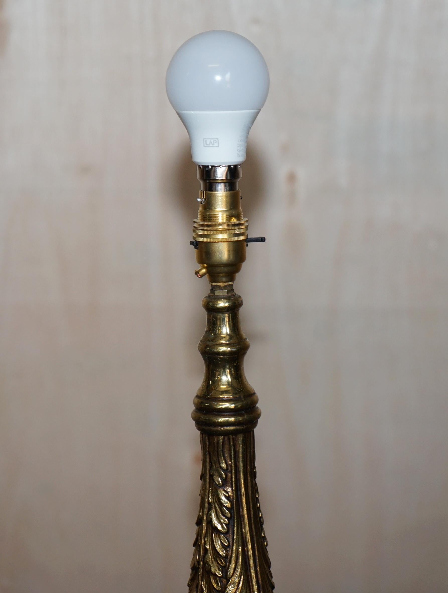 Hand-Crafted Stunning Victorian Repousse Brass Table Lamp Very Decorative & Beautifully Cast For Sale