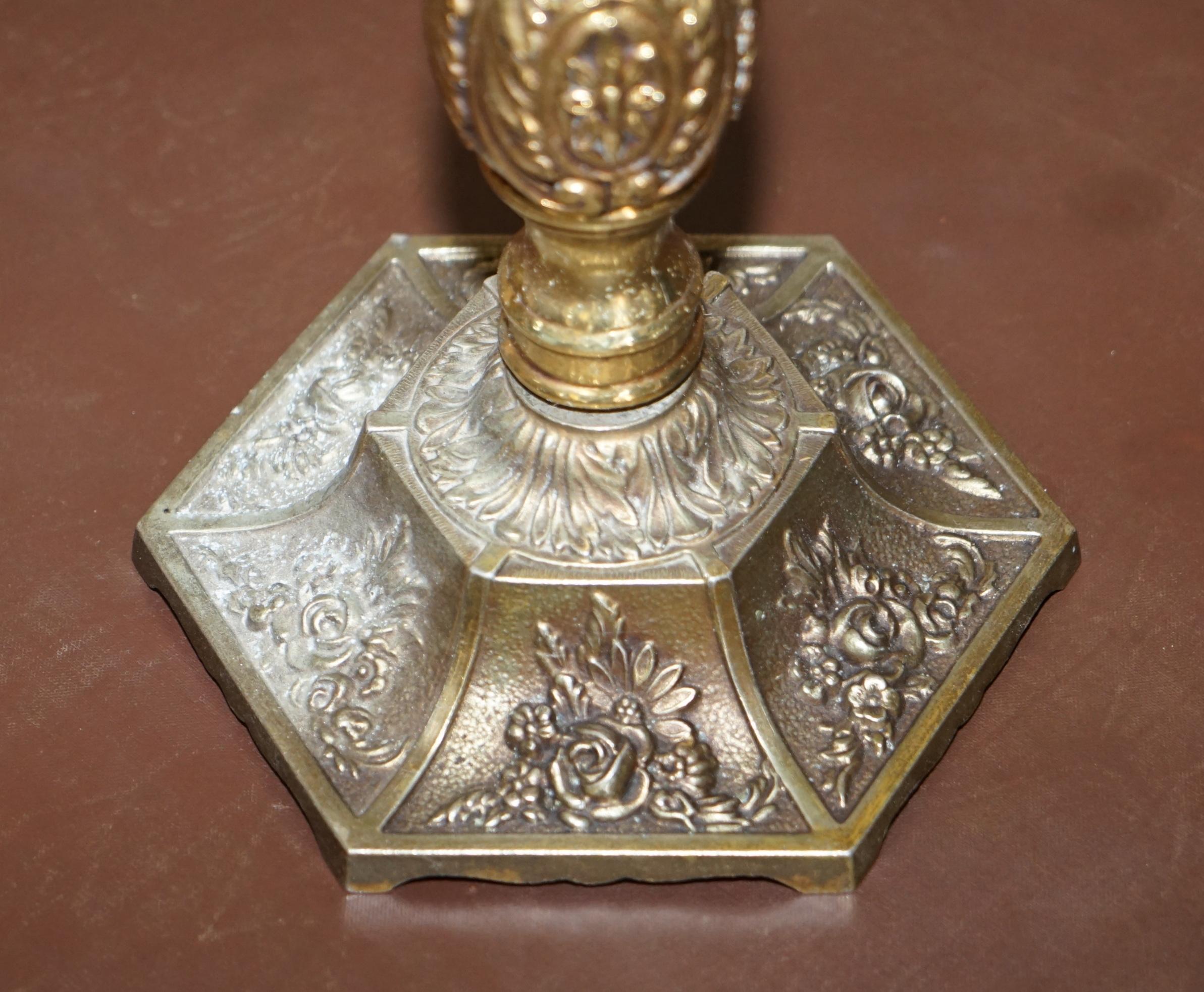 Stunning Victorian Repousse Brass Table Lamp Very Decorative & Beautifully Cast For Sale 1