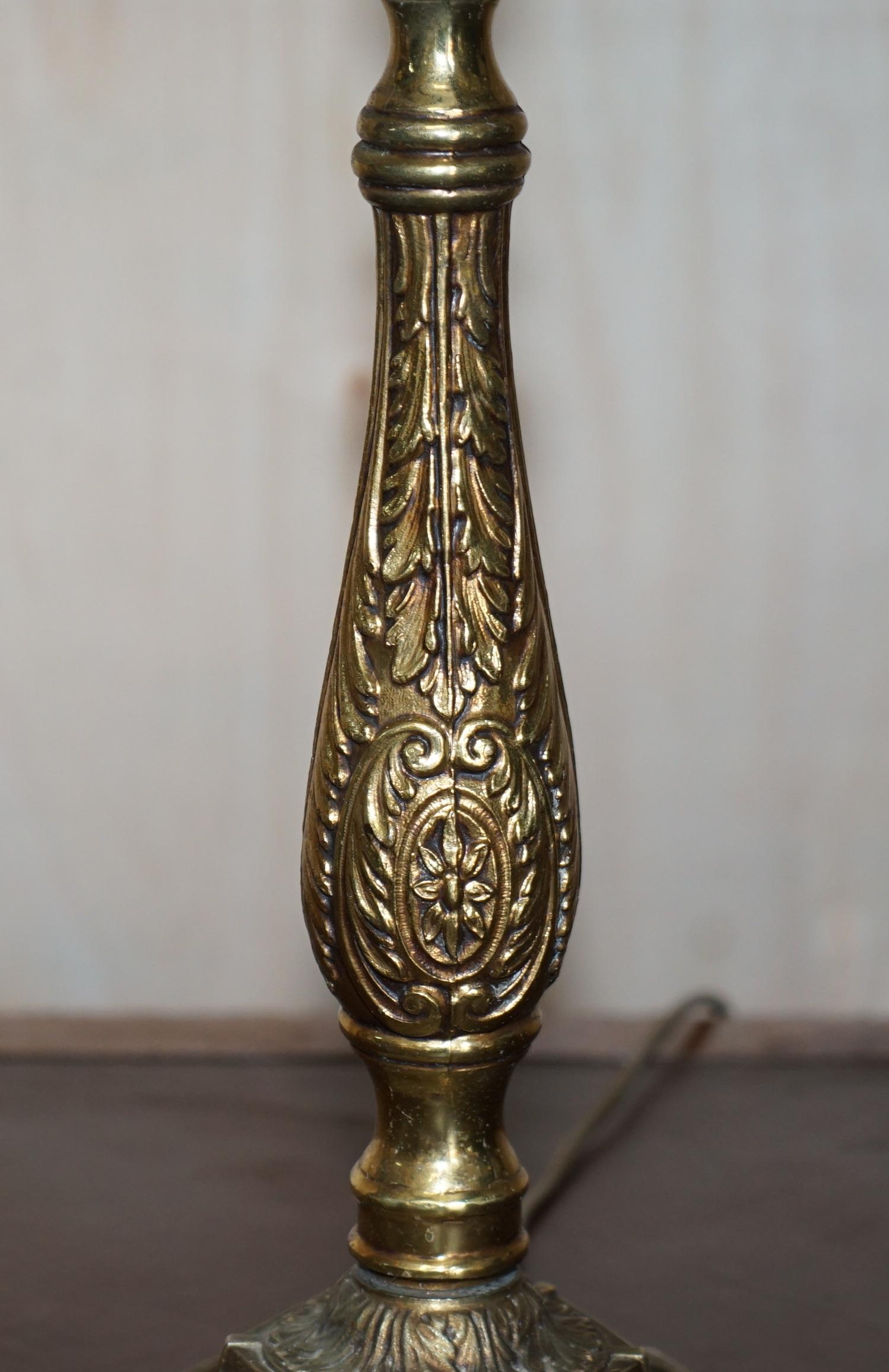 Stunning Victorian Repousse Brass Table Lamp Very Decorative & Beautifully Cast For Sale 2