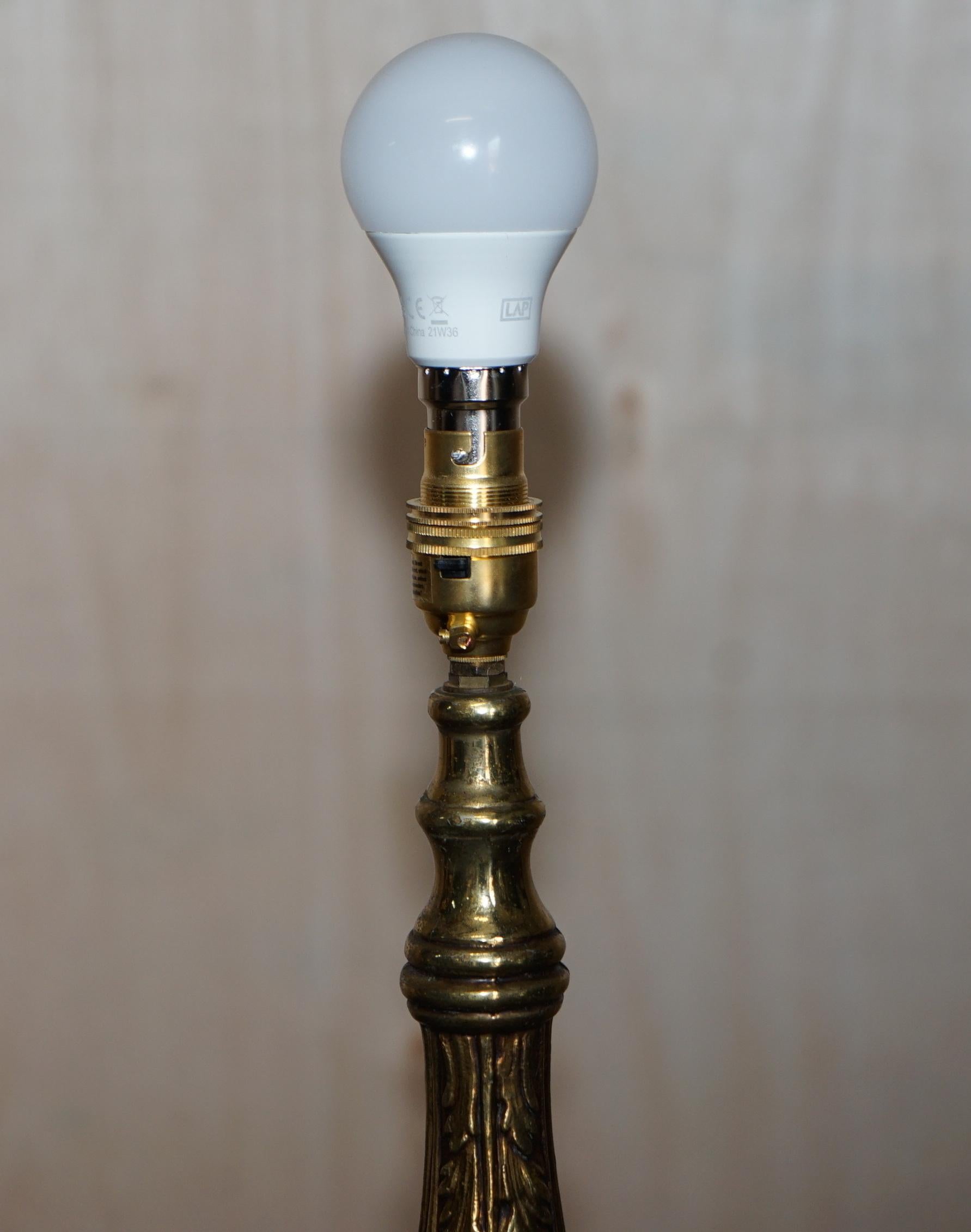 Stunning Victorian Repousse Brass Table Lamp Very Decorative & Beautifully Cast For Sale 3