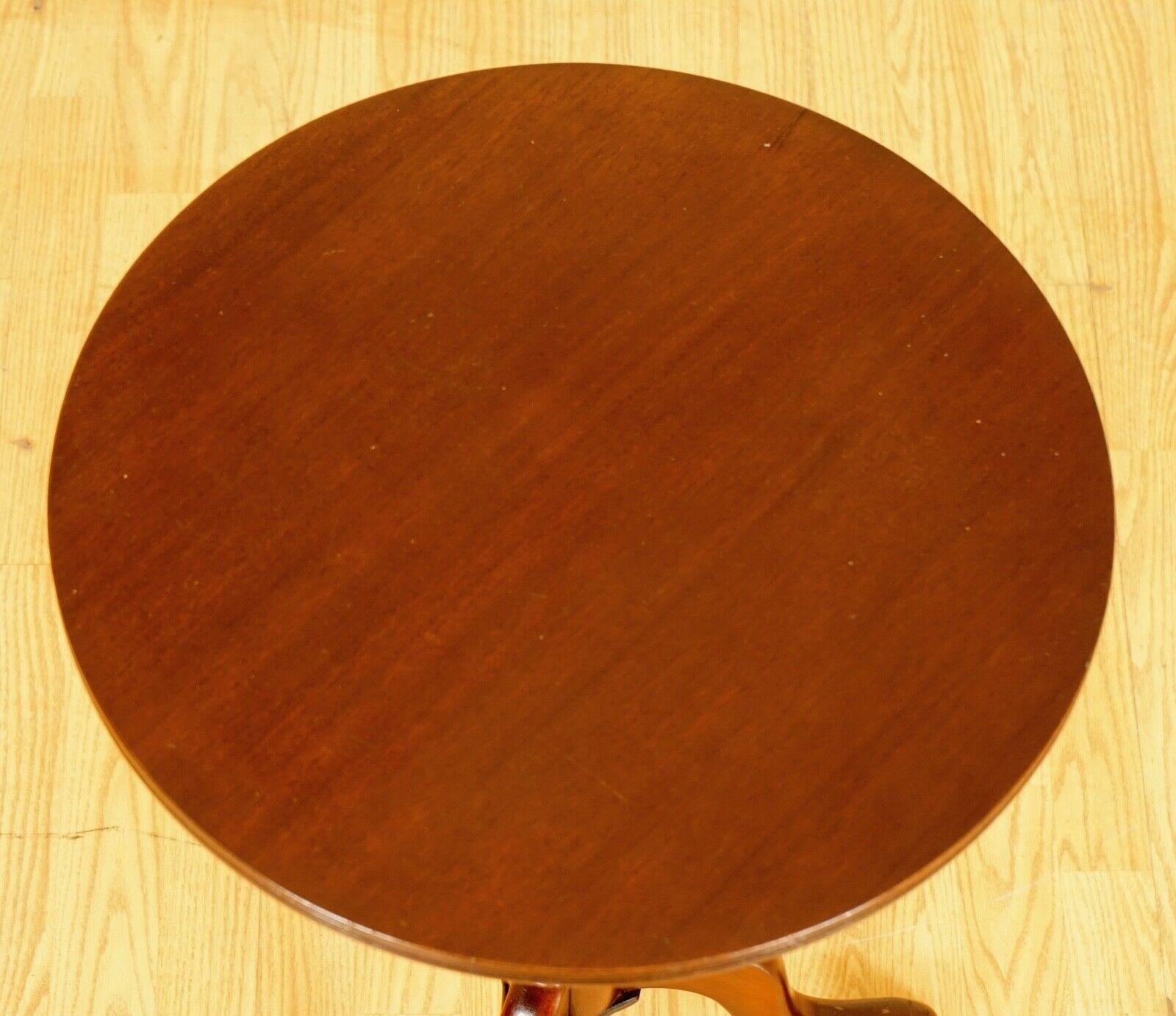 Impresionante mesa auxiliar/vinoteca victoriana con elegantes patas trípodes Hecho a mano en venta