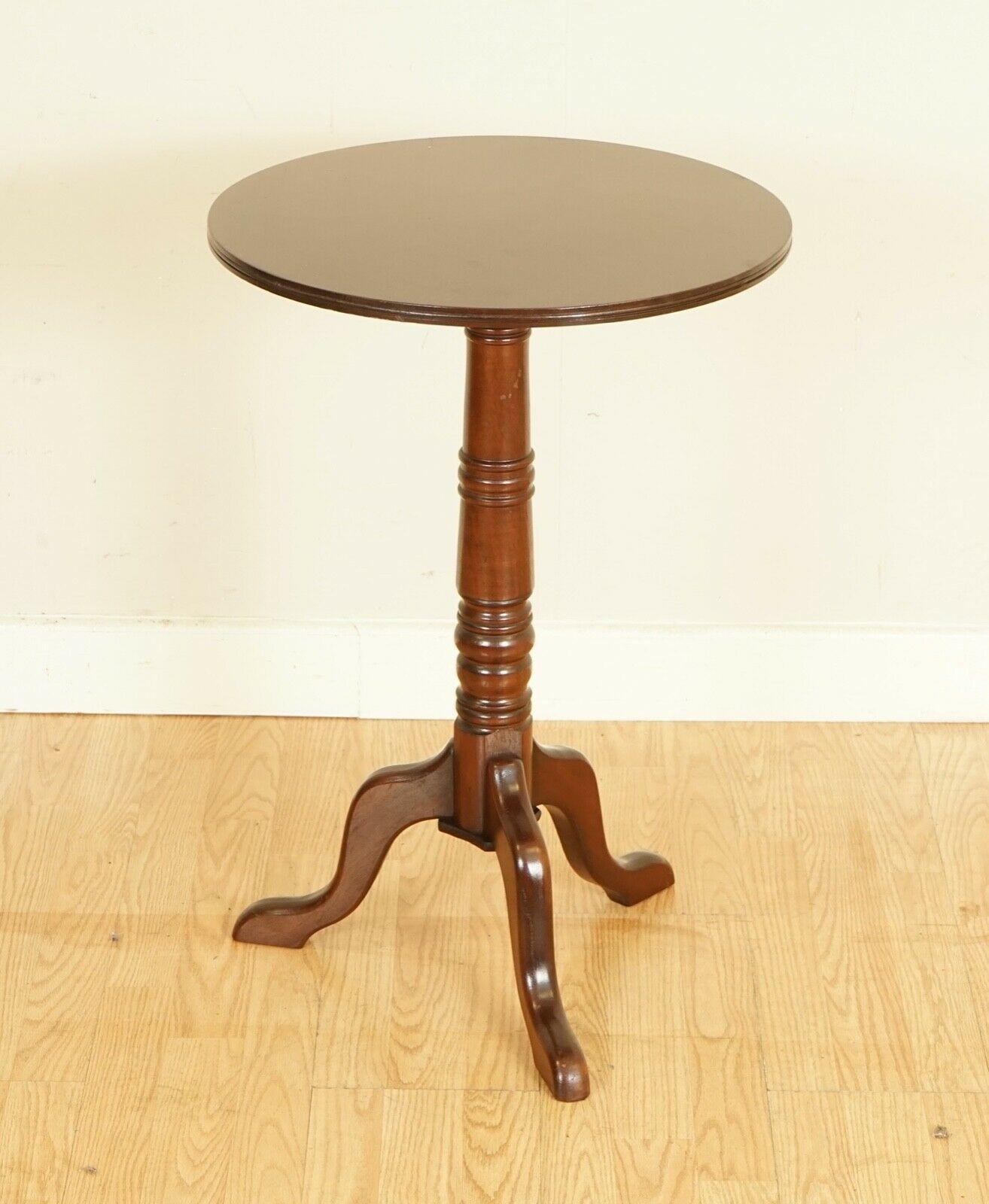 Impresionante mesa auxiliar/vinoteca victoriana con elegantes patas trípodes en venta 1