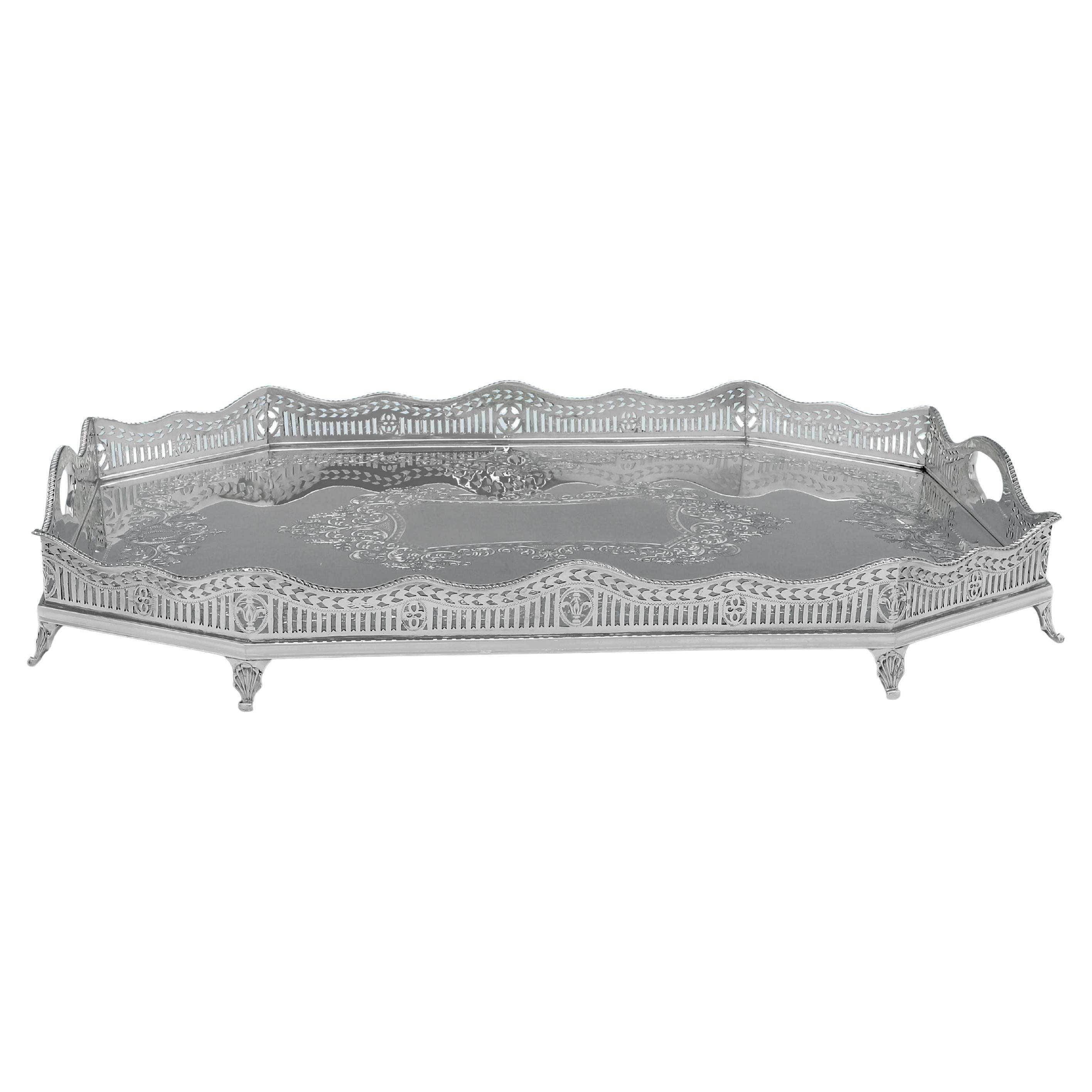 Gepunzt in Sheffield im Jahr 1896 von Sibray, Hall & Co. Dieses attraktive, antike, viktorianische Sterlingsilber-Tablett ist im Galerie-Stil gehalten, mit einem durchbrochenen und erhöhten Rand und einer wunderschönen Gravur. Das Tablett misst 7,5