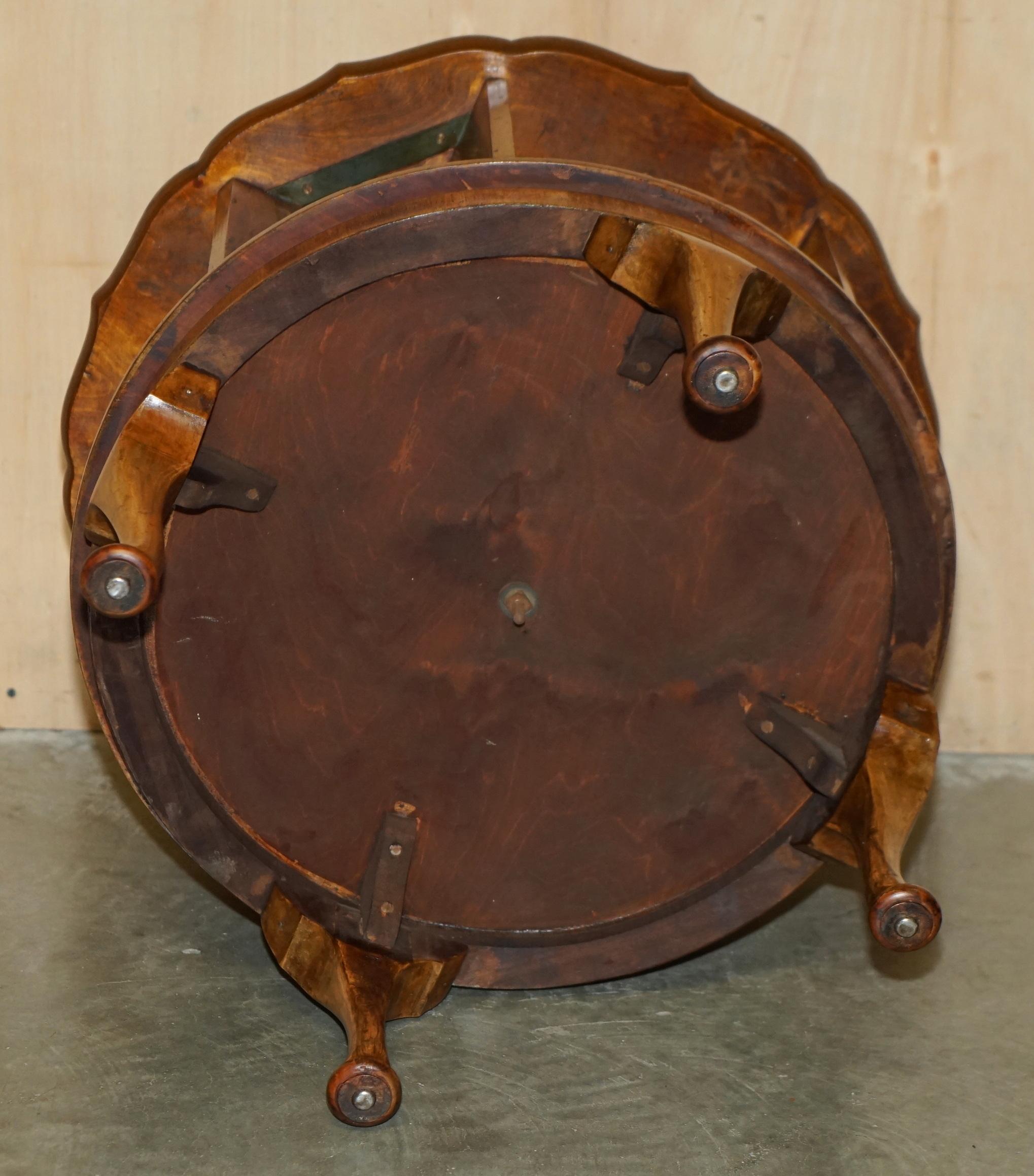 MESA LIBRERA REVOLVENTE BURR WALNUT DE LOS AÑOS 1940 en venta 7