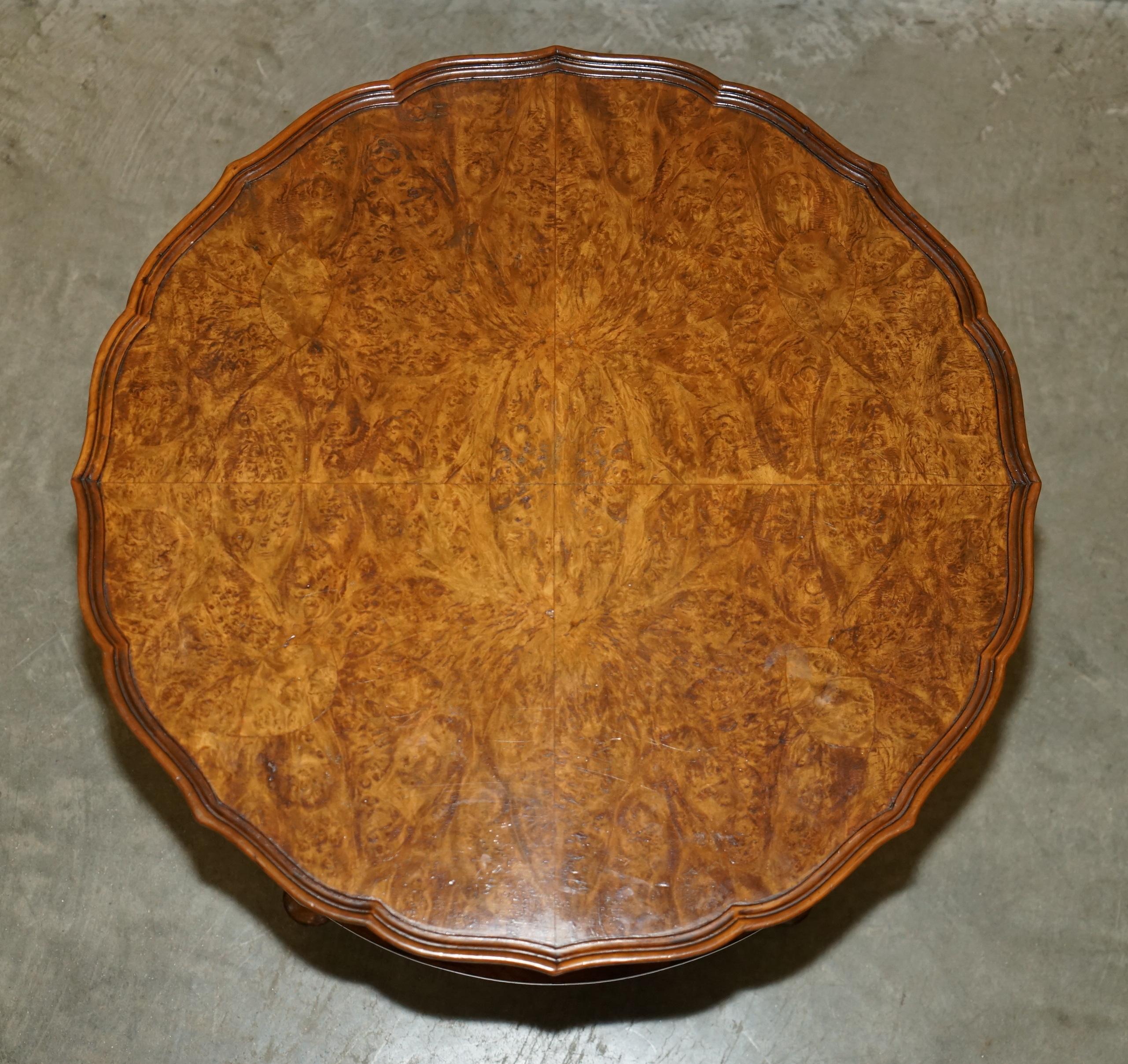 MESA LIBRERA REVOLVENTE BURR WALNUT DE LOS AÑOS 1940 Art Decó en venta