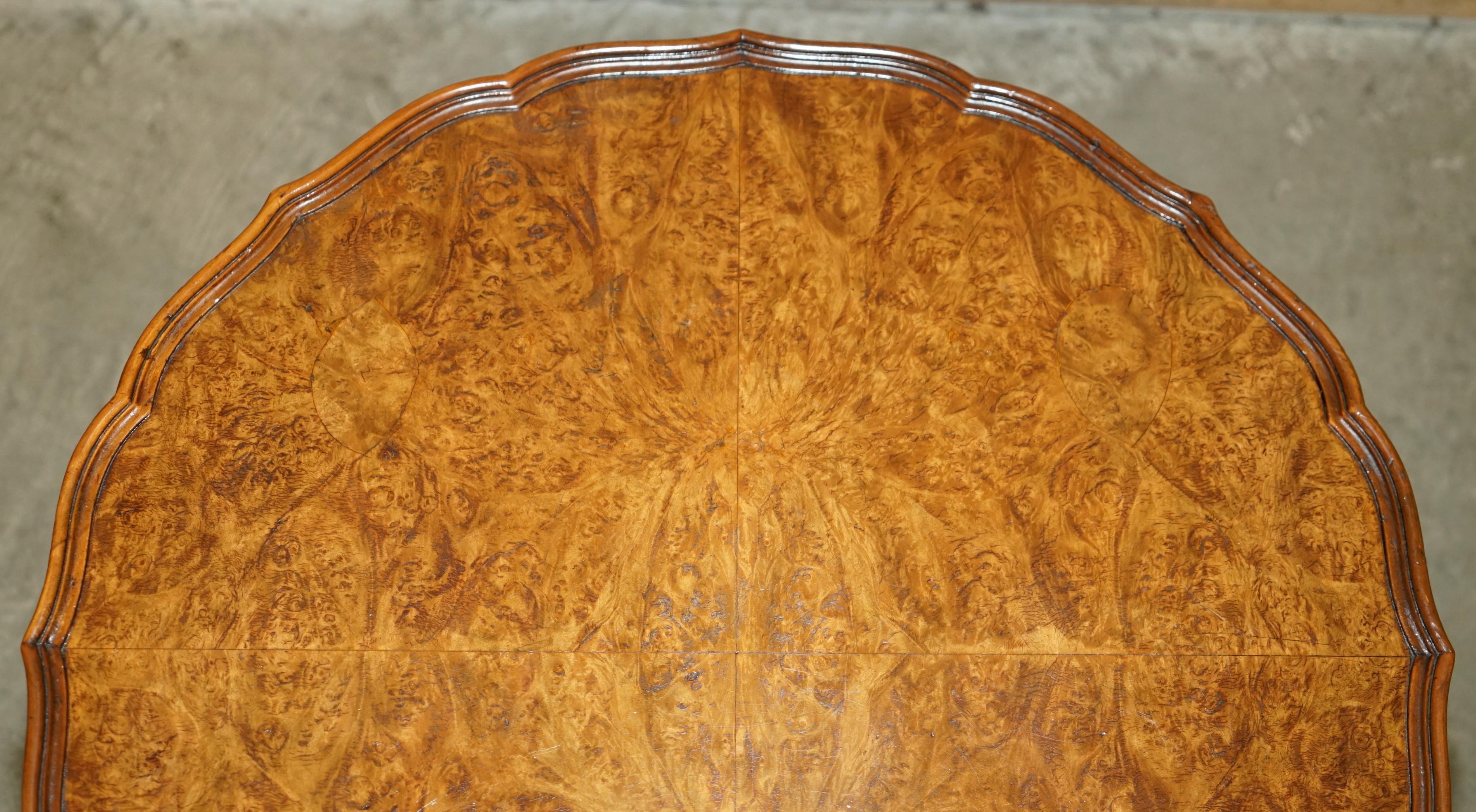 MESA LIBRERA REVOLVENTE BURR WALNUT DE LOS AÑOS 1940 Inglés en venta