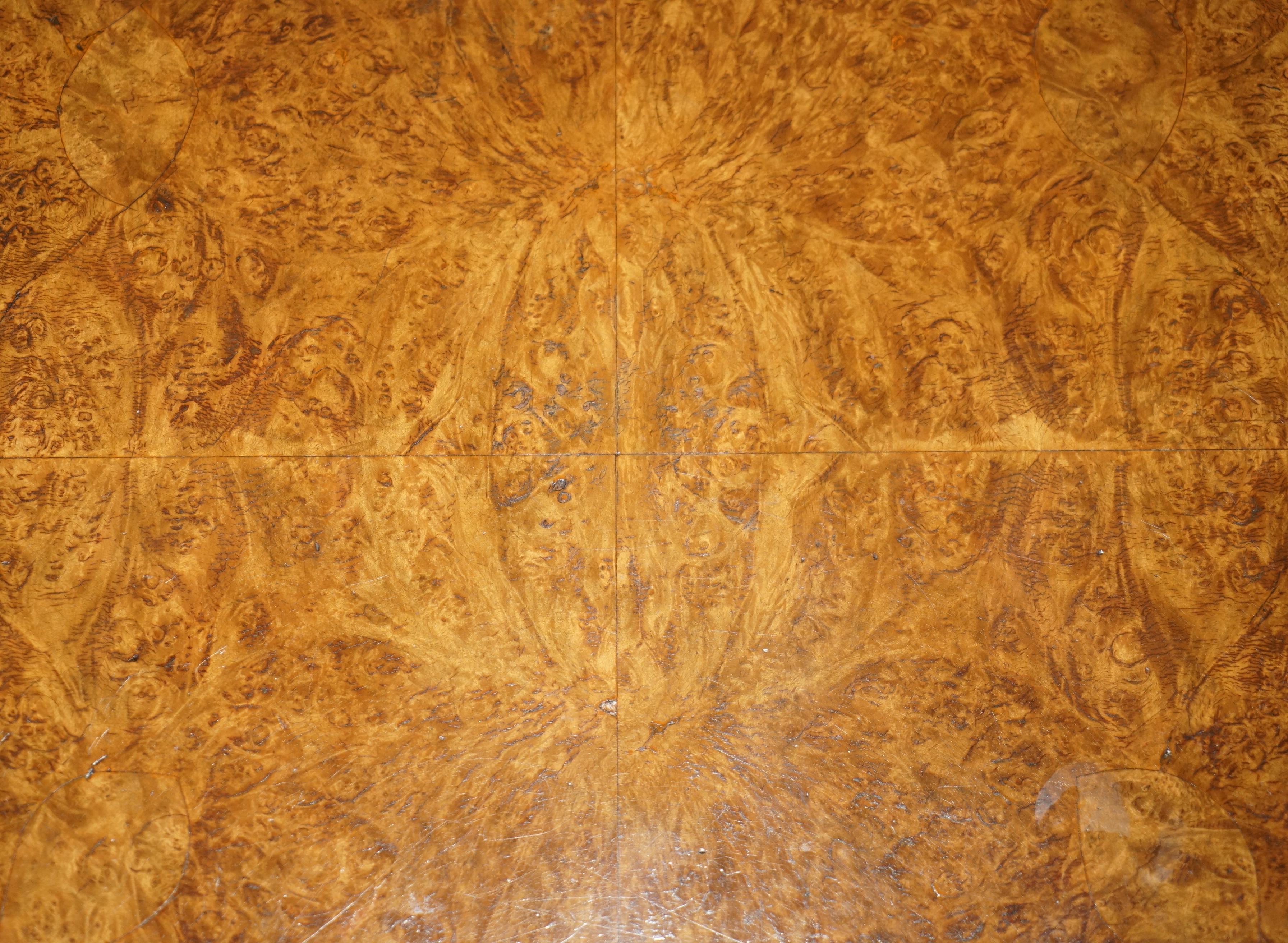 MESA LIBRERA REVOLVENTE BURR WALNUT DE LOS AÑOS 1940 en Bueno estado para la venta en West Sussex, Pulborough