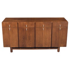 Vintage 1960er Nussbaum-Credenza: Zeitlose Eleganz und meisterhafte Handwerkskunst