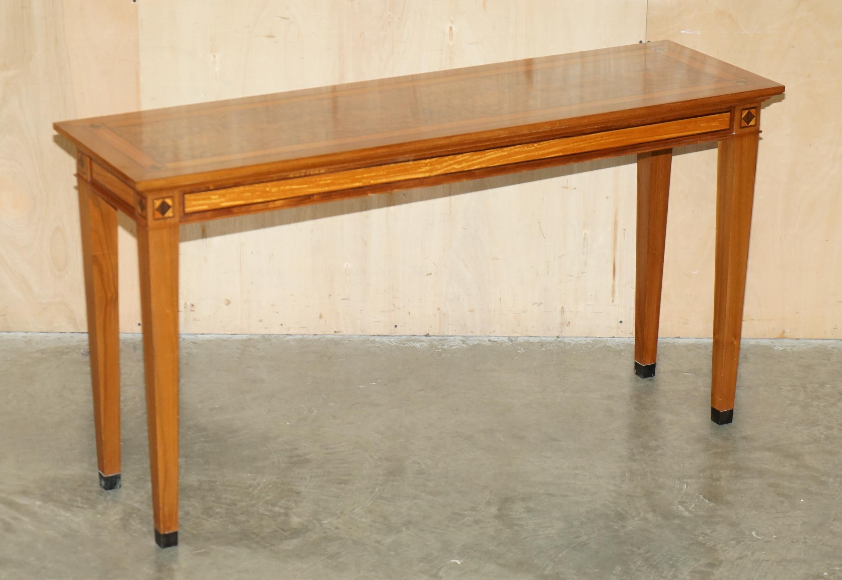 Royal House Antiques

The House Antiques a le plaisir de proposer à la vente cette superbe table console en ronce de noyer et bois d'Amboyna entièrement restaurée par David Linley. Prix de vente conseillé : 15 000 £. La base est estampillée de part