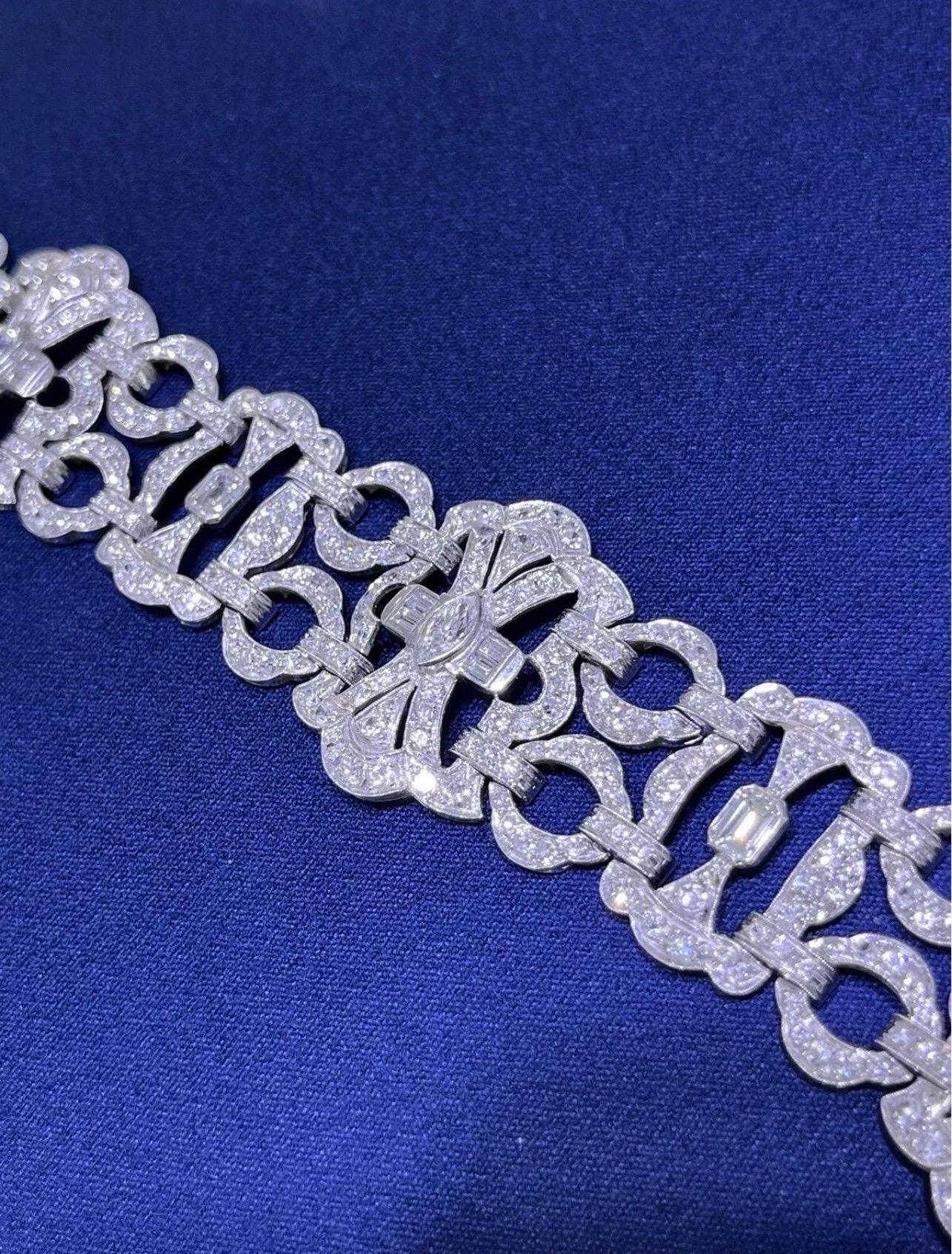Entra nel glamour dell'Età del Jazz con questo bracciale vintage Art Deco mozzafiato, sapientemente realizzato in lussuoso platino. Questo pezzo audace ed elegante presenta circa 10 carati di diamanti antichi, accuratamente incastonati in motivi