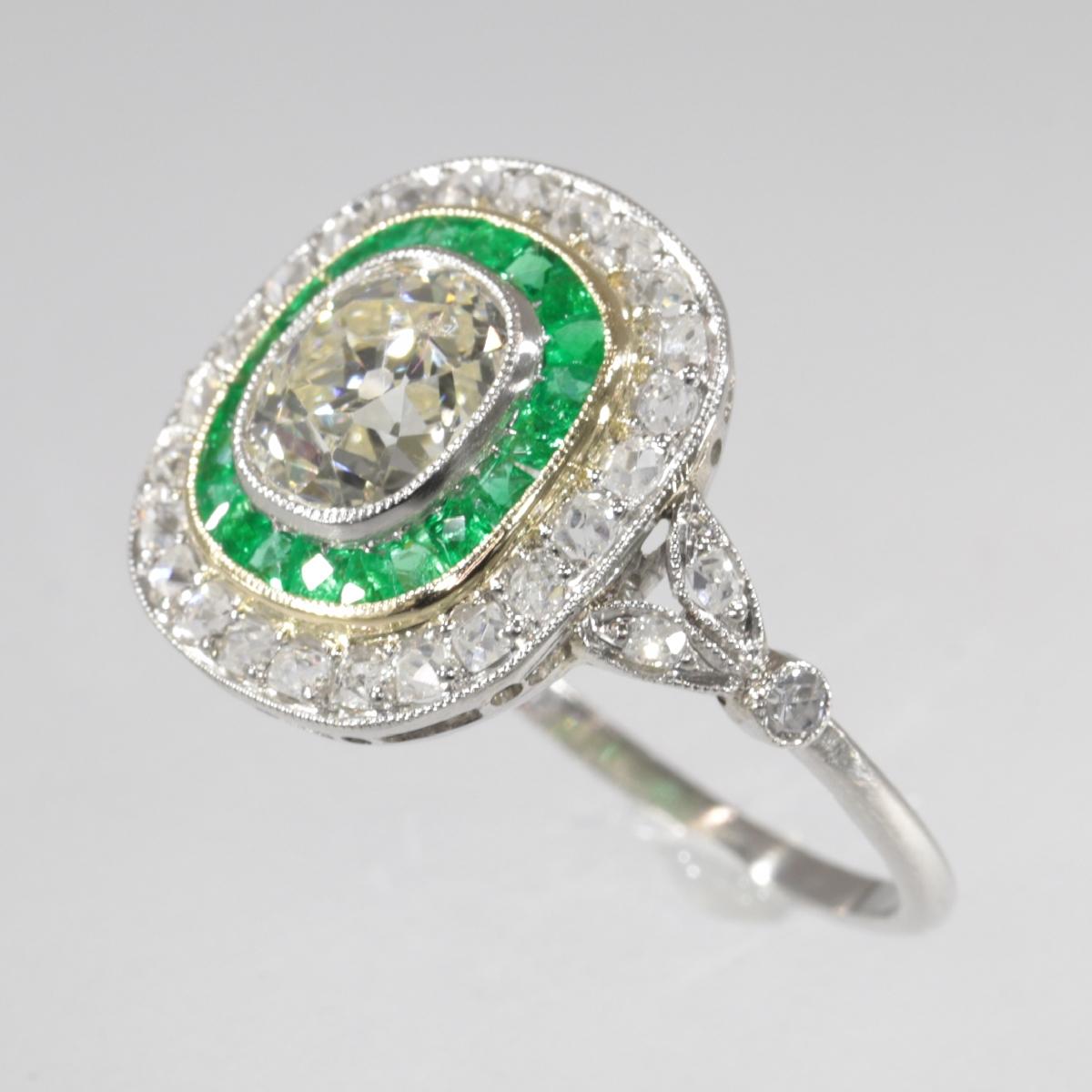 Stunning Vintage Art Deco Style Large Diamond and Emerald Engagement Ring, 1930s In Excellent Condition For Sale In Antwerp, BE