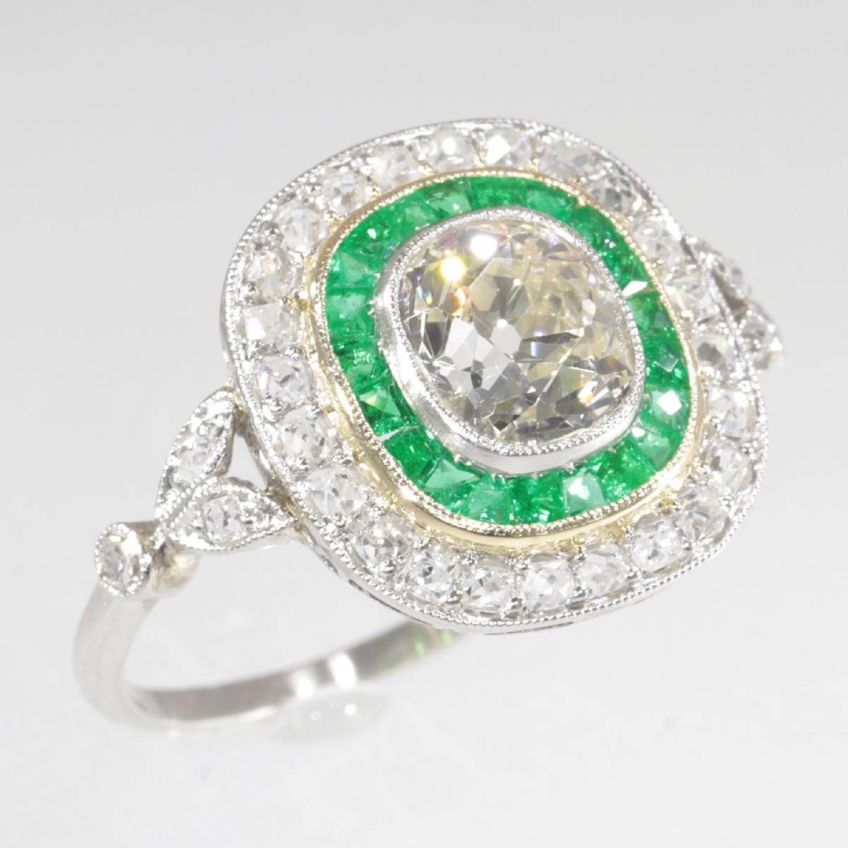 Stunning Vintage Art Deco Style Large Diamond and Emerald Engagement Ring, 1930s For Sale 3