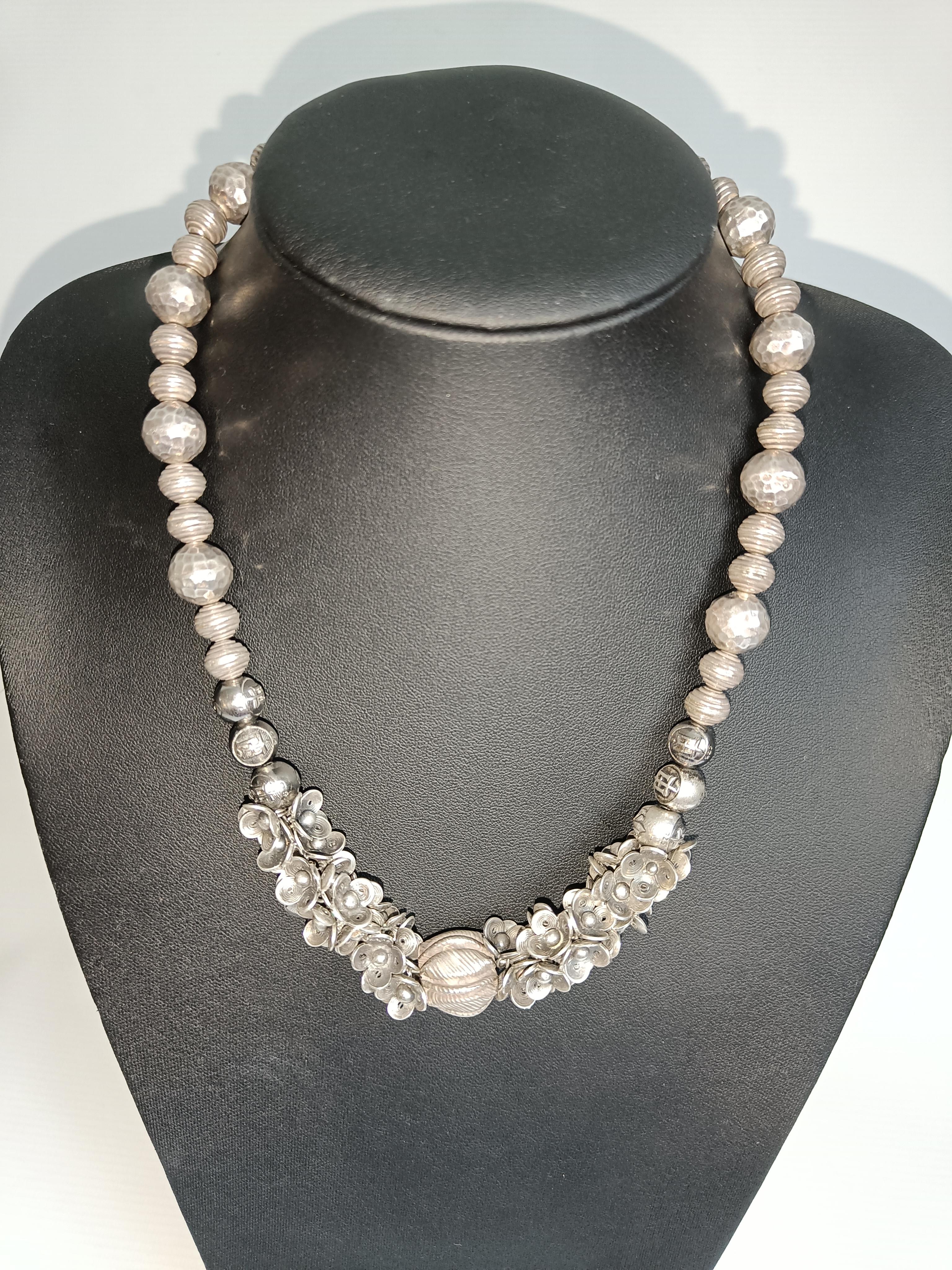 Stunning Vintage Asian Designer silver bead flower petal necklace In Good Condition For Sale In London, GB
