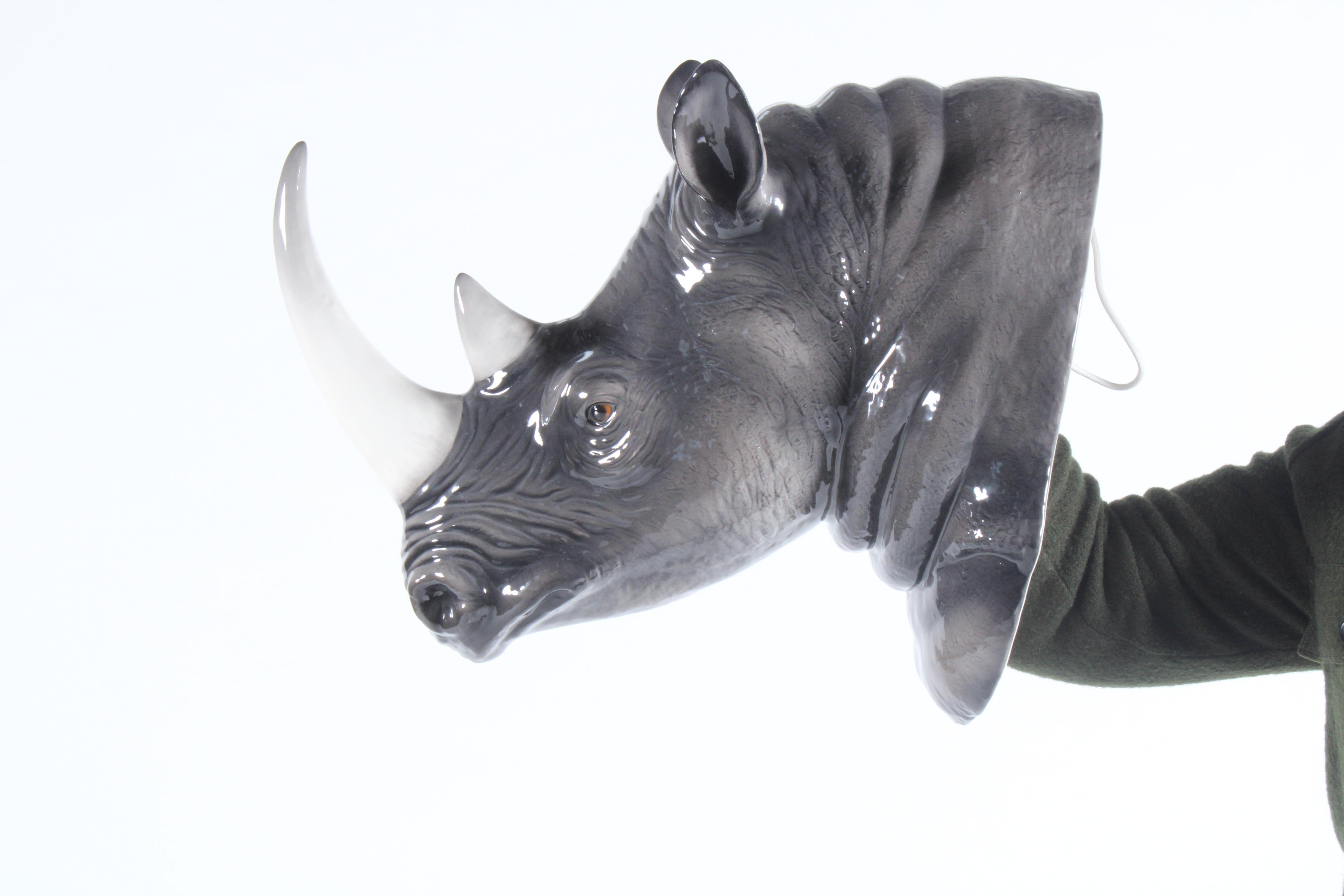 Magnifique buste de rhinocéros en céramique italienne vintage. Cette charmante et délicieuse sculpture est une véritable œuvre d'art et est extrêmement réaliste. Fabriqué à Bassano en Italie, il présente des détails fabuleux et est réalisé selon les