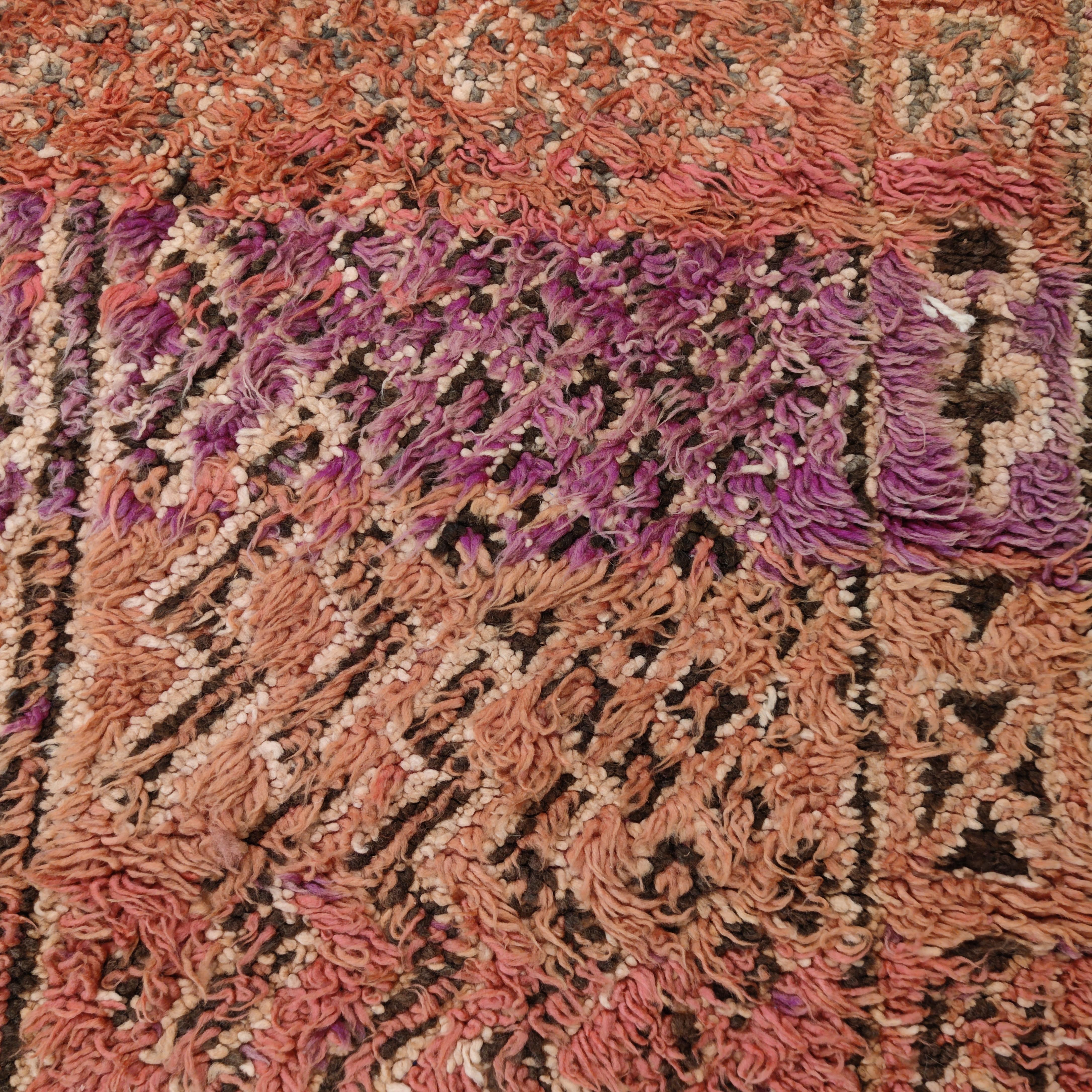 Les tapis de la tribu Beni Mguild, située dans les montagnes du Moyen Atlas marocain, sont tissés avec de la laine riche en lanoline et construits de manière particulièrement robuste. Nous voyons ici un motif et une texture typiques de Beni Mguild,