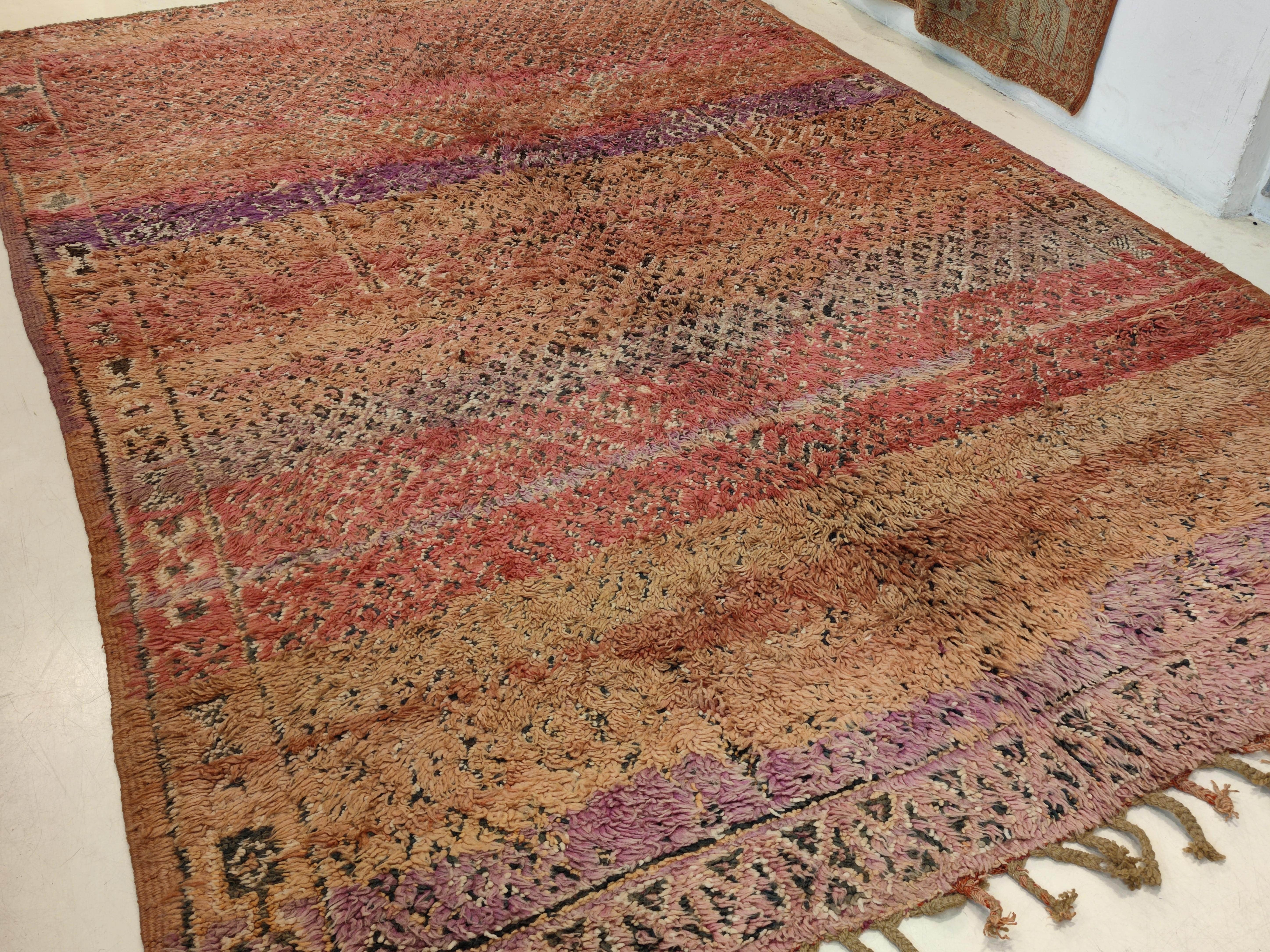 Tribal Superbe tapis berbère marocain vintage de la guilde Beni Mguild aux couleurs arc-en-ciel en vente