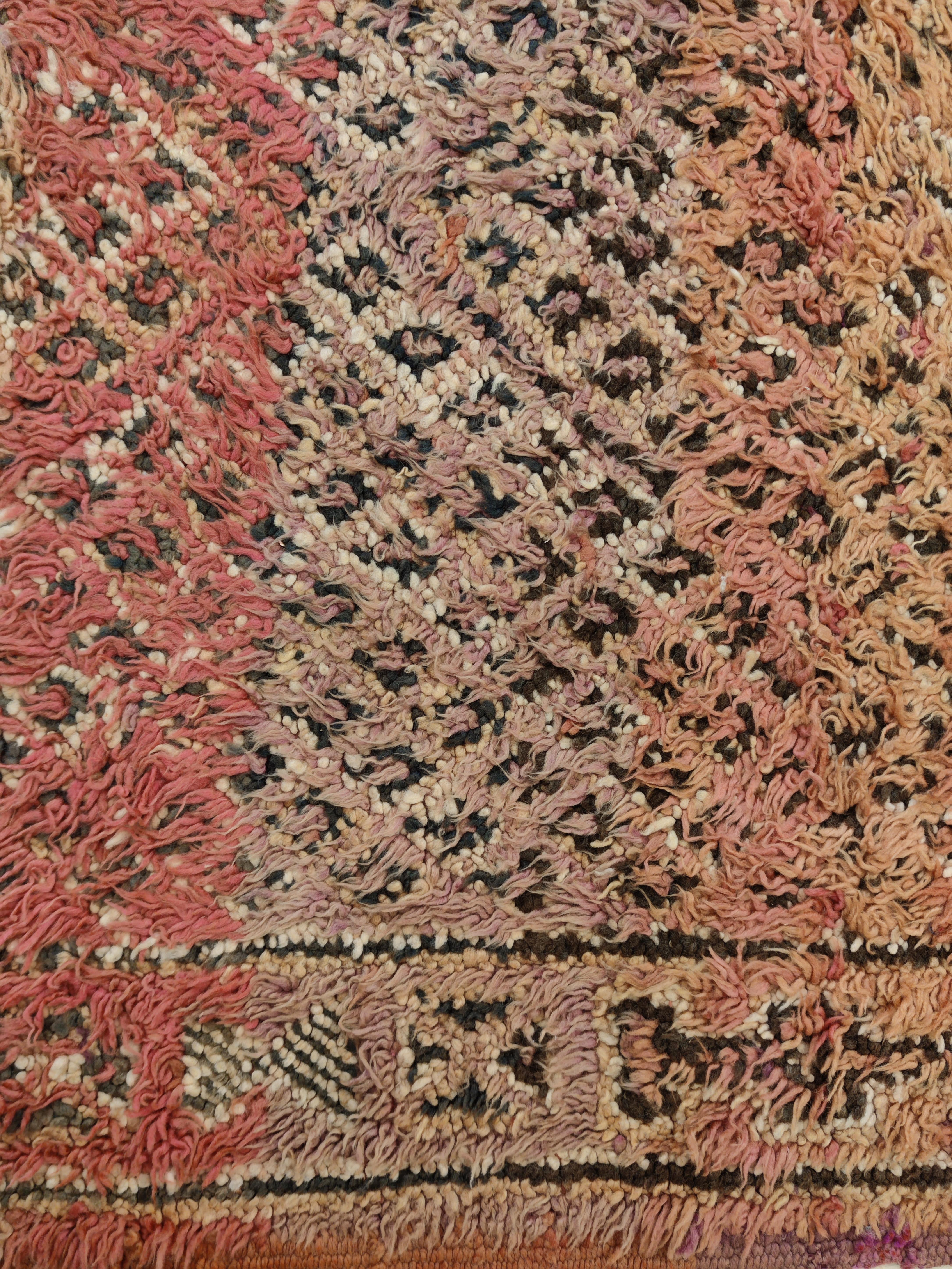 Marocain Superbe tapis berbère marocain vintage de la guilde Beni Mguild aux couleurs arc-en-ciel en vente