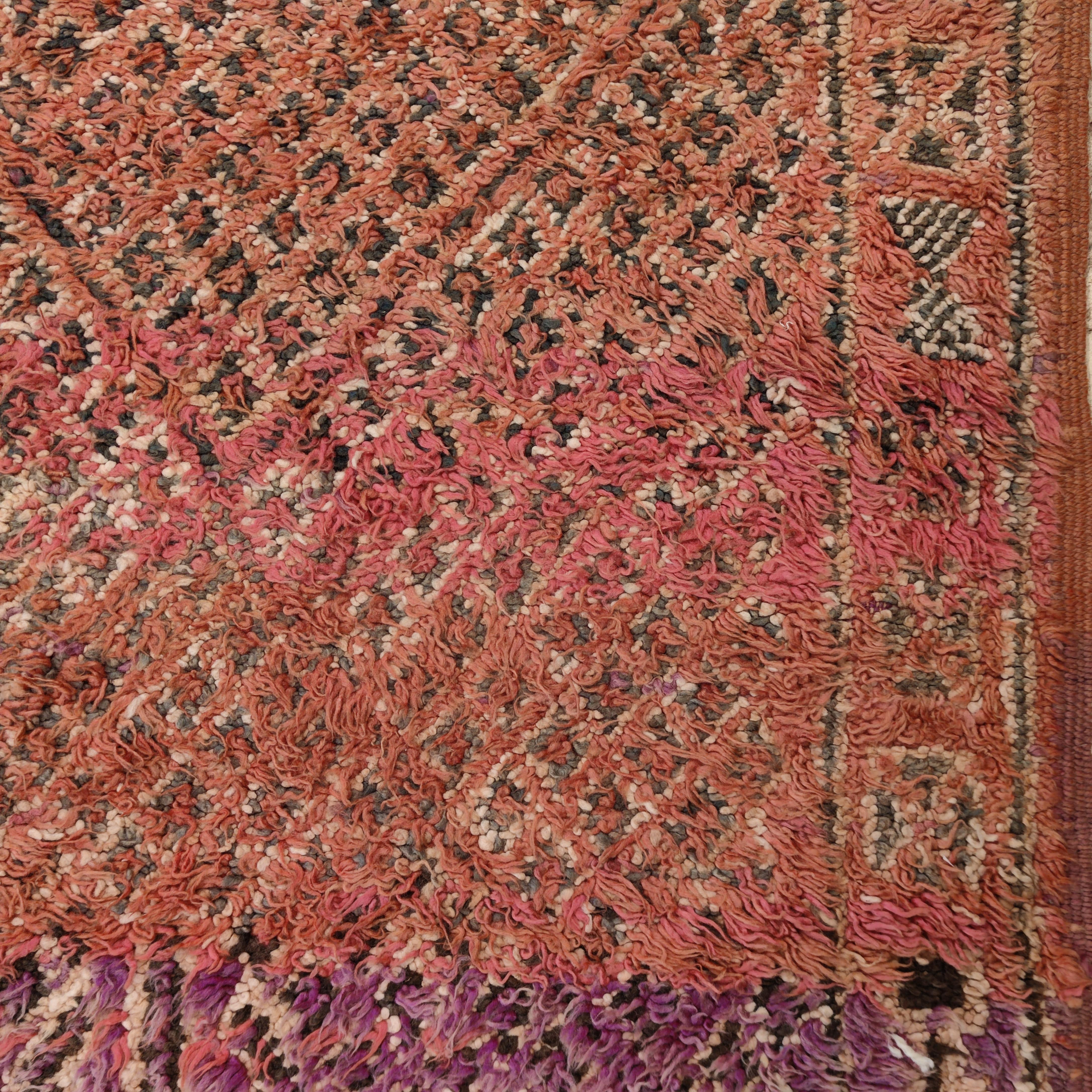 Noué à la main Superbe tapis berbère marocain vintage de la guilde Beni Mguild aux couleurs arc-en-ciel en vente