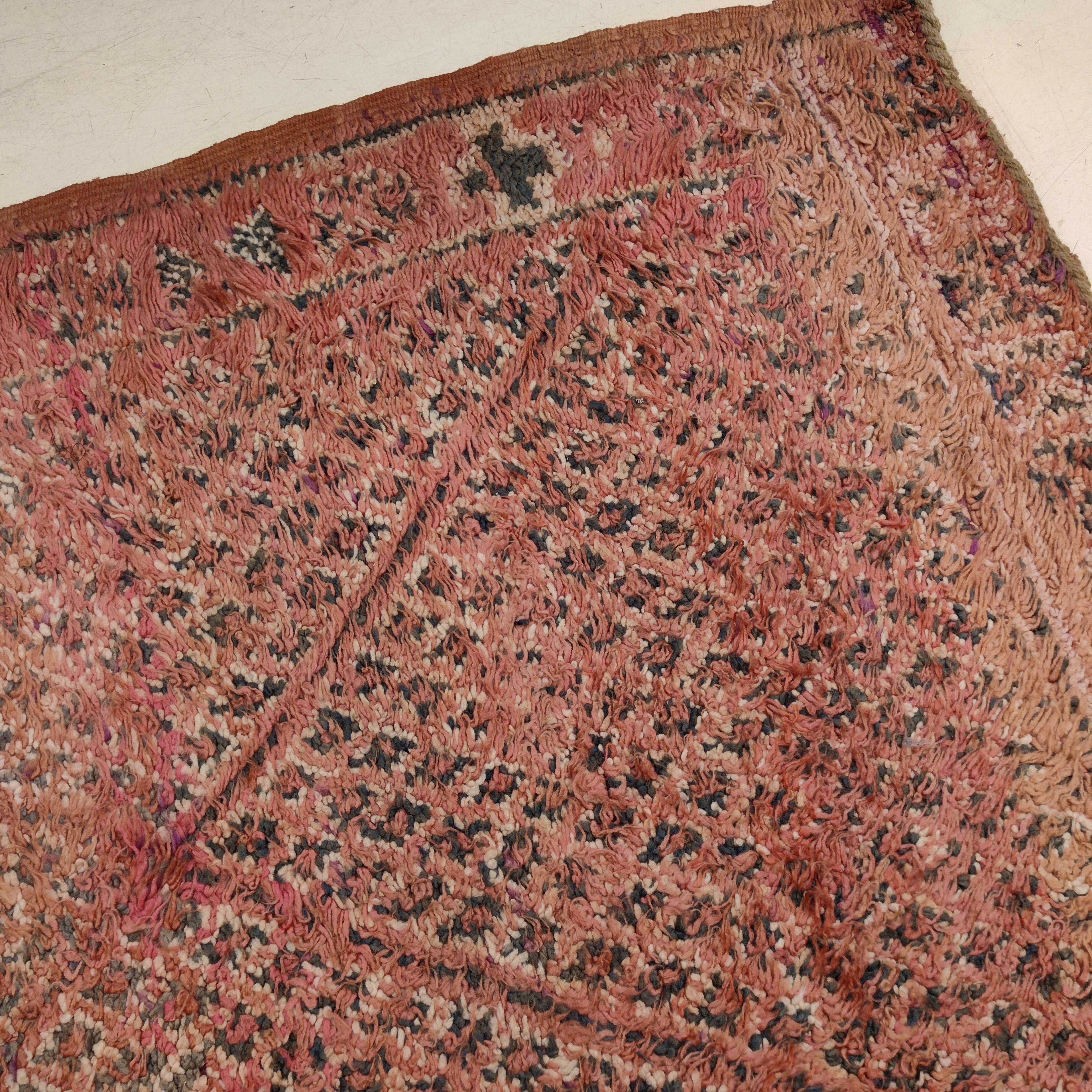 Laine Superbe tapis berbère marocain vintage de la guilde Beni Mguild aux couleurs arc-en-ciel en vente