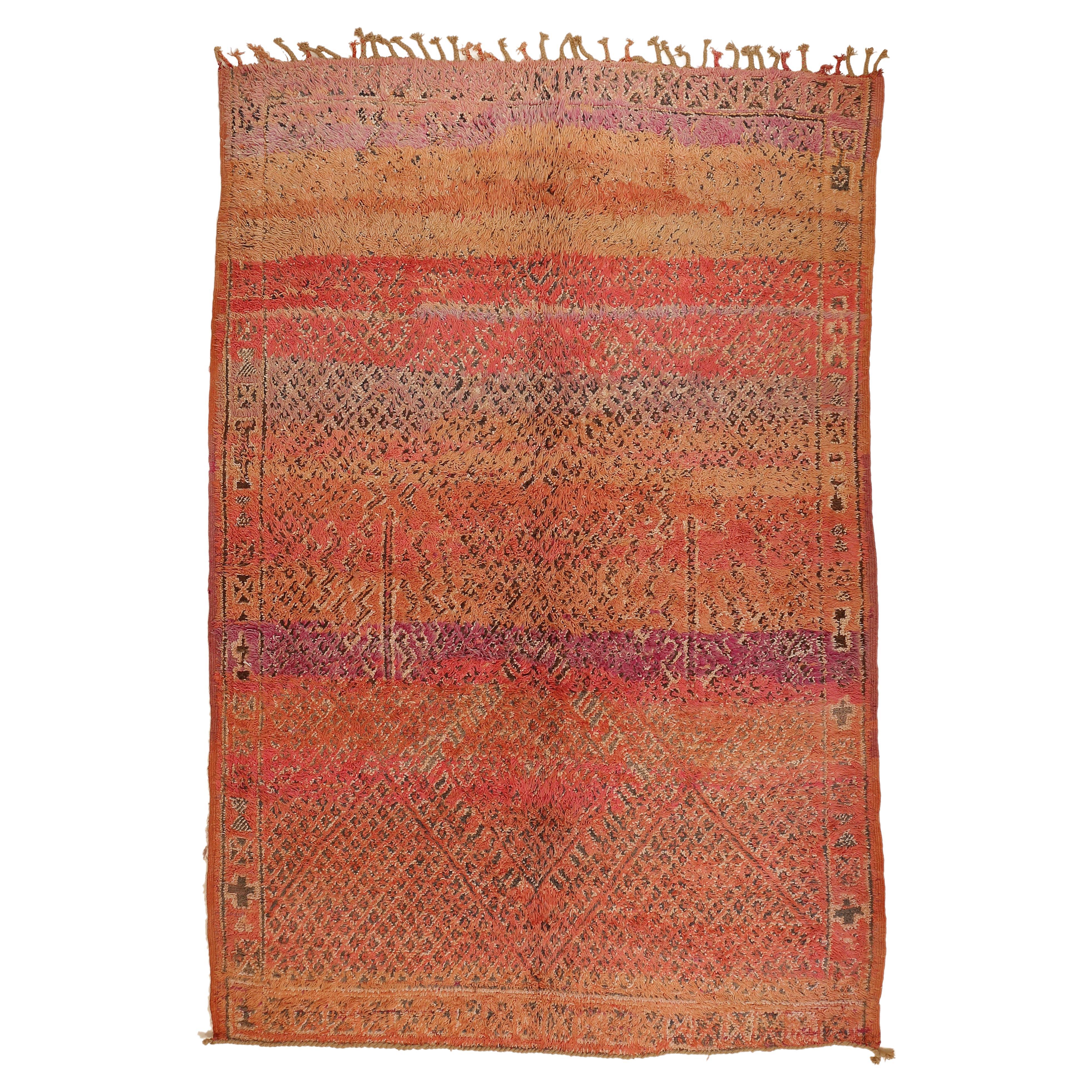 Superbe tapis berbère marocain vintage de la guilde Beni Mguild aux couleurs arc-en-ciel en vente