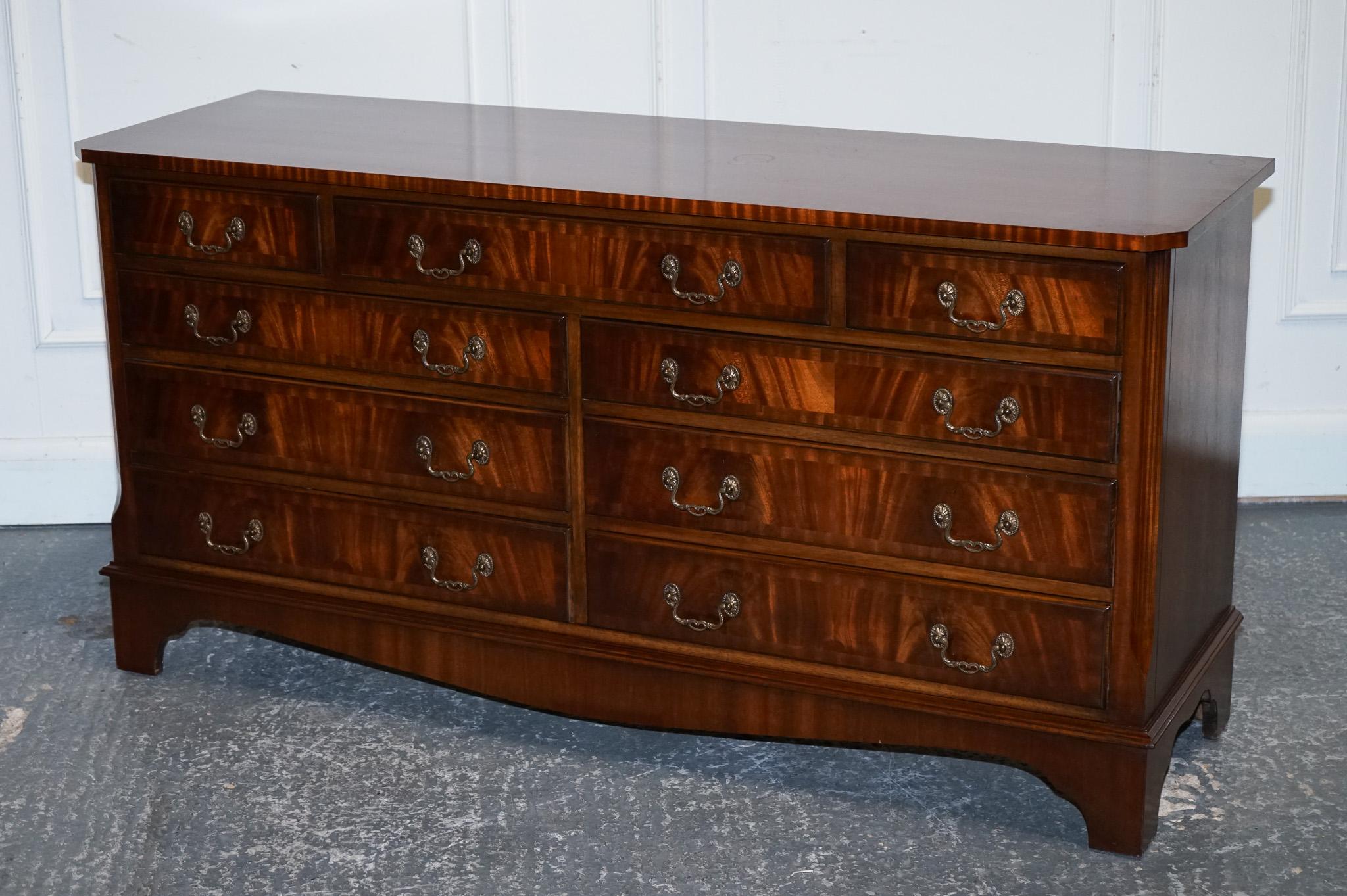 
Antiquariato di Londra



Siamo lieti di offrire in vendita questa splendida credenza vintage in legno massiccio di Bevan Funnell.

 Una credenza a cassetti è una testimonianza di un design senza tempo e di un'eccezionale maestria. Bevan Funnell,