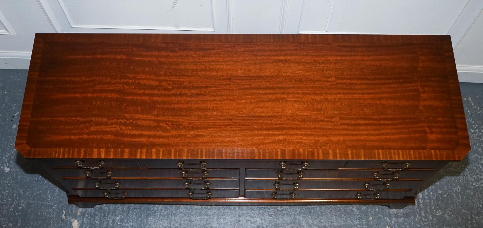 STUPENDO BANCO DI CASSETTI IN LEGNO DURO BEVAN FUNNEL D'ANTICA in vendita 1