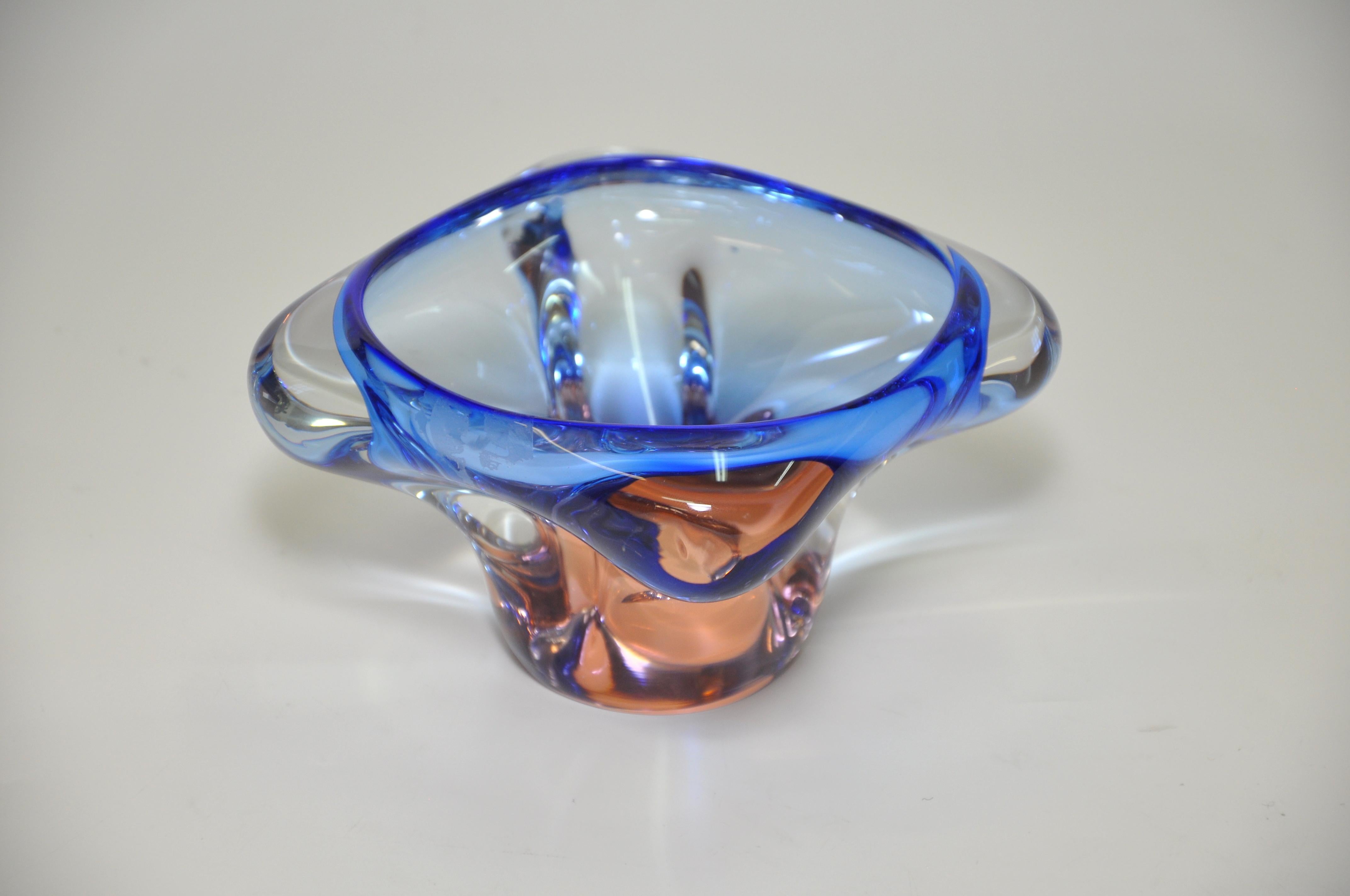 Stunning Vintage Blue Peach Art Glass Bowl Italian 

A stunning vintage piece of art glass in a strong blue complemented with a soft but still vibrant peach. This energetic piece is wonderful as it would look great matched with antique or