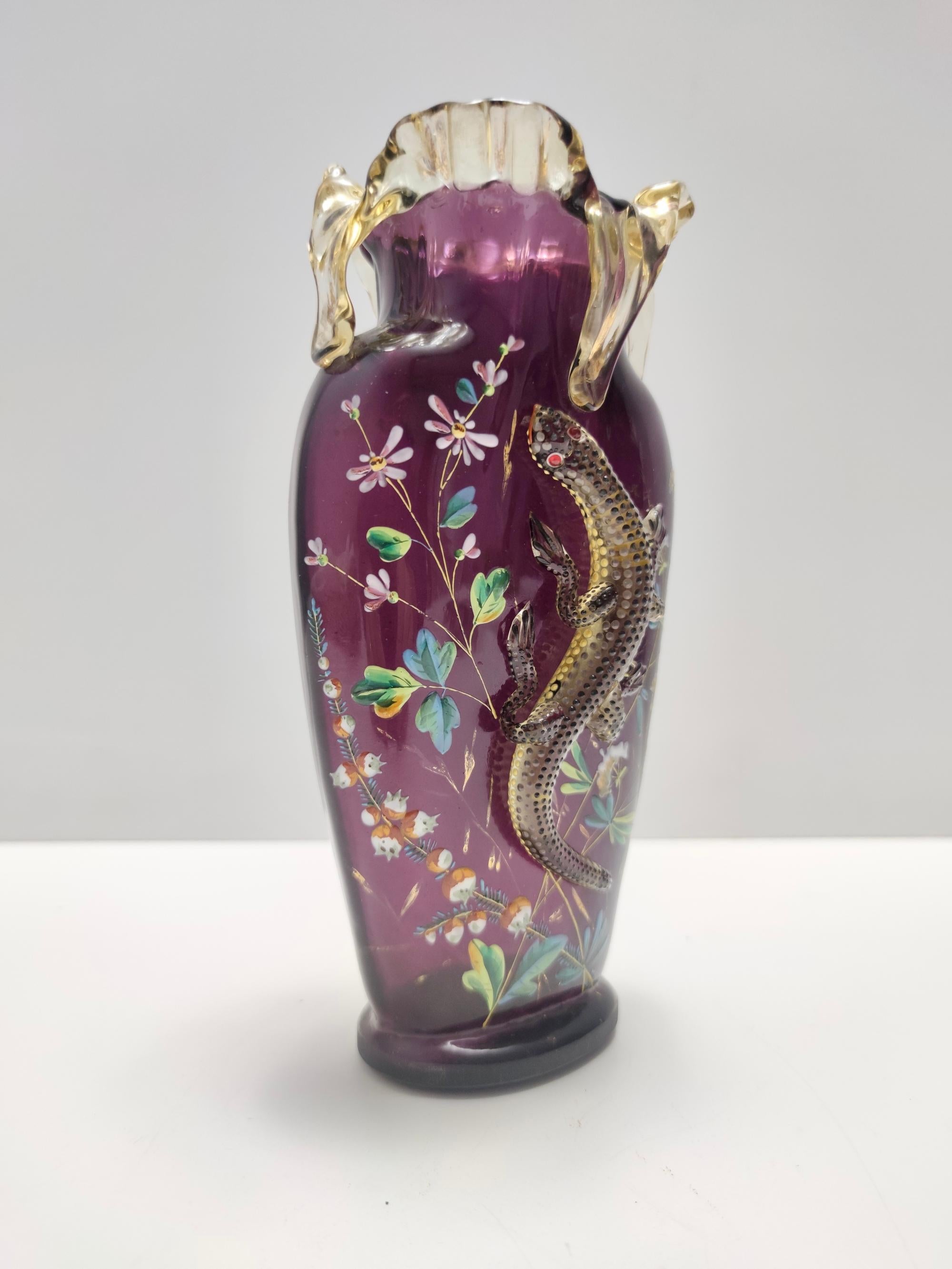 Atemberaubende böhmische Vintage-Vase aus mundgeblasenem Amethystglas mit Salamander (Italienisch) im Angebot