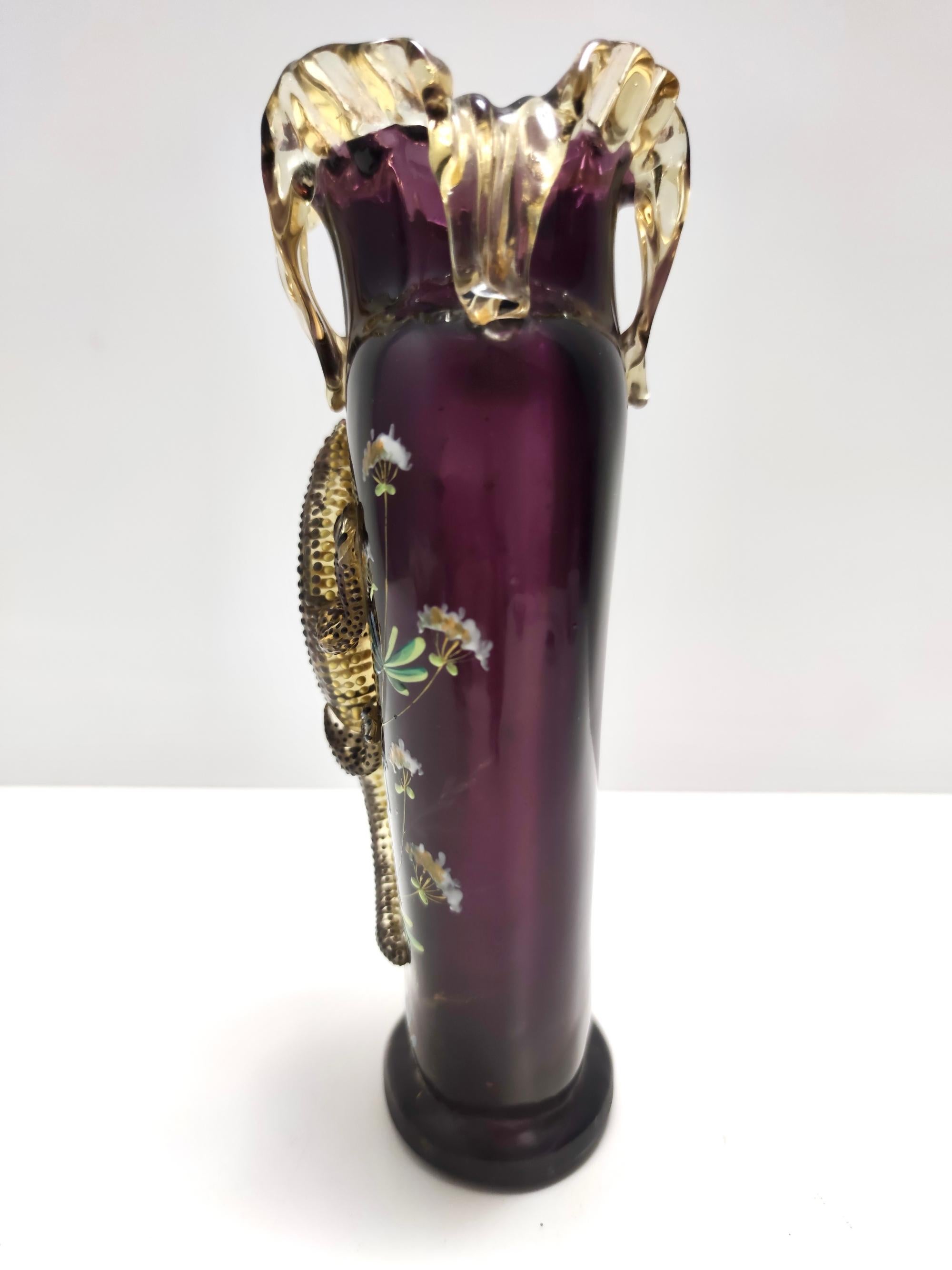 Atemberaubende böhmische Vintage-Vase aus mundgeblasenem Amethystglas mit Salamander im Zustand „Hervorragend“ im Angebot in Bresso, Lombardy