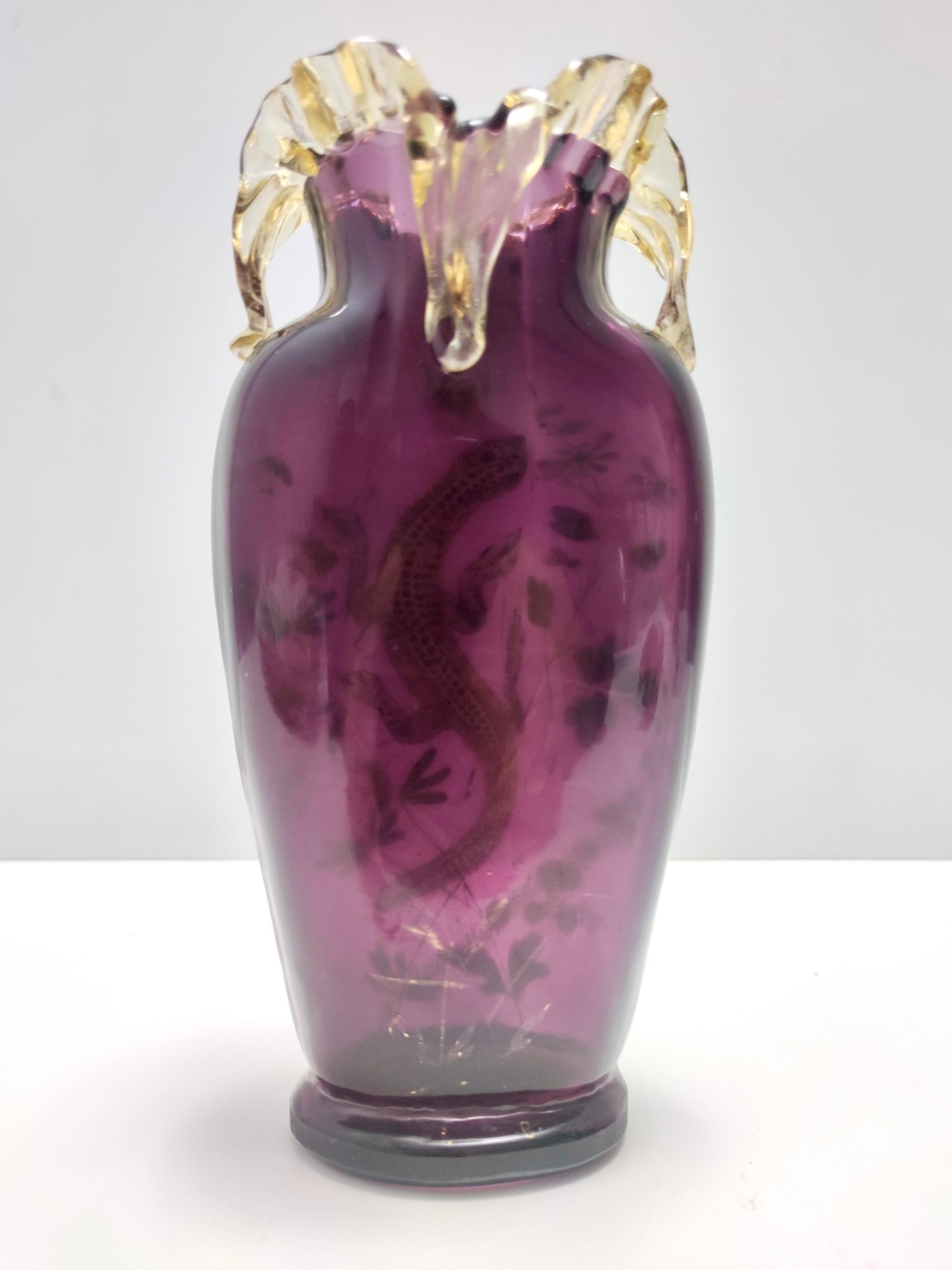 Atemberaubende böhmische Vintage-Vase aus mundgeblasenem Amethystglas mit Salamander (Spätes 19. Jahrhundert) im Angebot