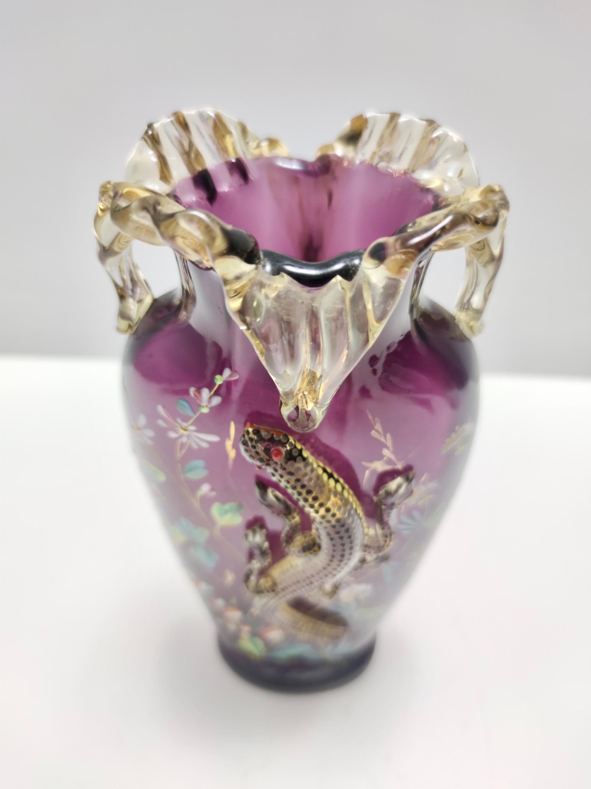 Atemberaubende böhmische Vintage-Vase aus mundgeblasenem Amethystglas mit Salamander (Geblasenes Glas) im Angebot