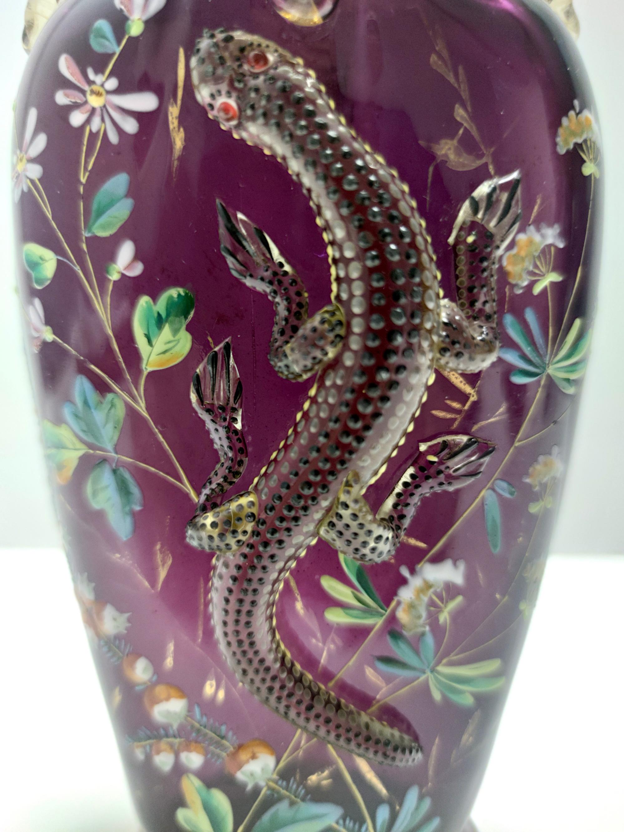 Atemberaubende böhmische Vintage-Vase aus mundgeblasenem Amethystglas mit Salamander im Angebot 1