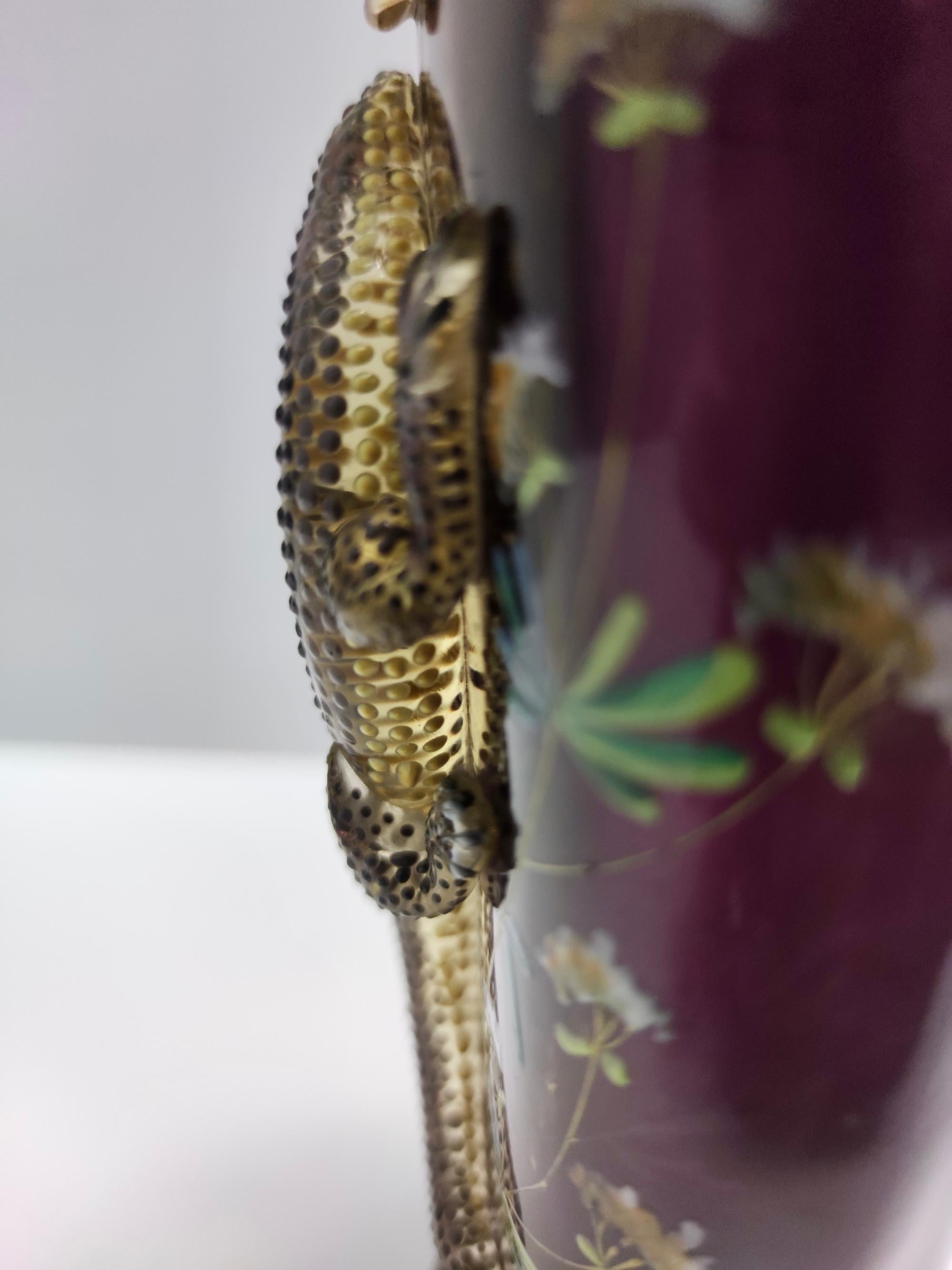Superbe vase bohème vintage en verre soufflé d'améthyste avec Salamander en vente 2