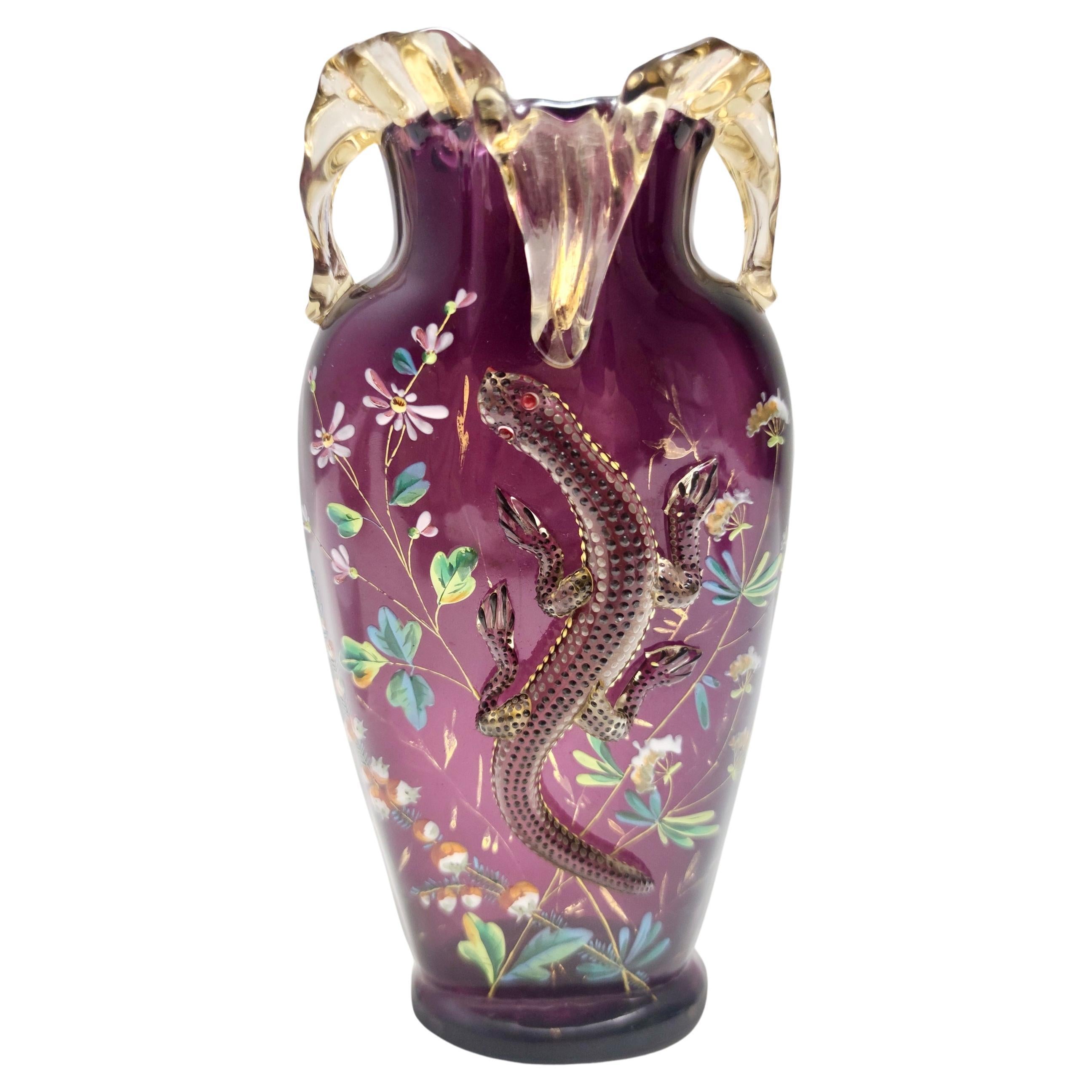 Atemberaubende böhmische Vintage-Vase aus mundgeblasenem Amethystglas mit Salamander