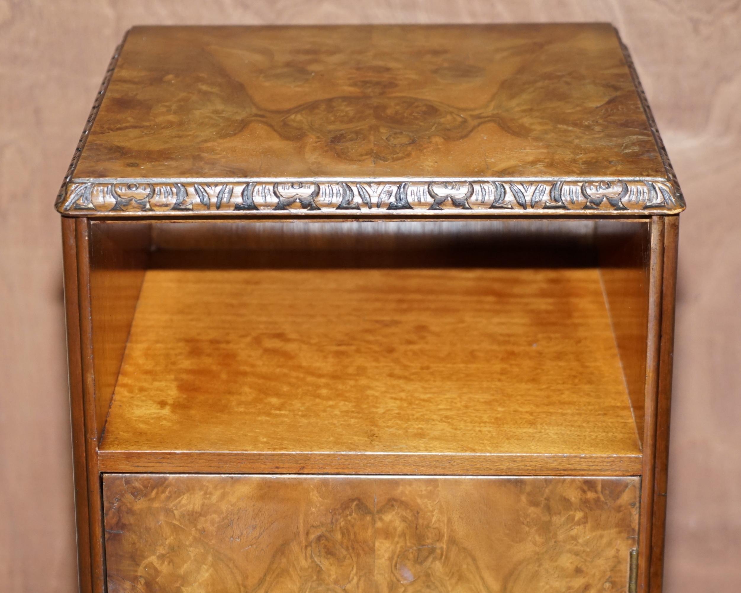 impresionante vitrina de madera de nogal birmano al lado de la cama o lámpara de mesa de vino final muy bonito Hecho a mano en venta