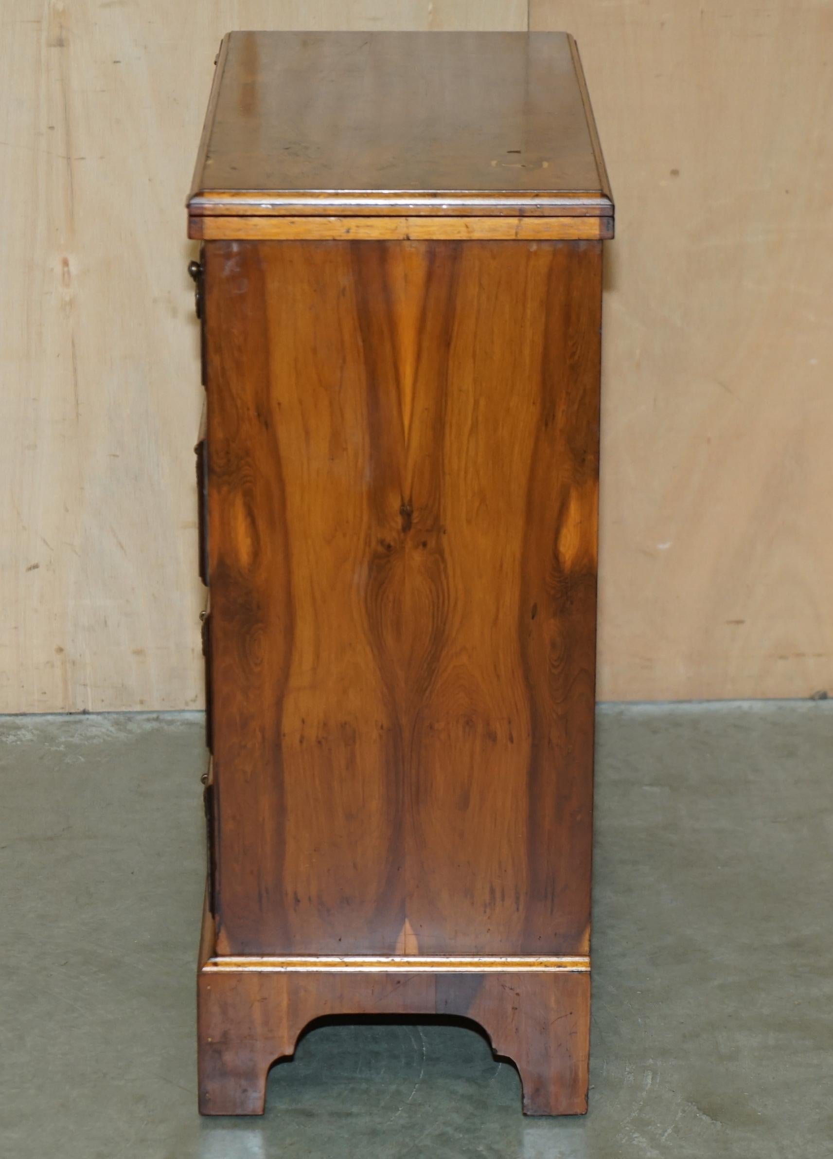 Stunning ViNTAGE BURR WALNUT BUTLERS TABLE CHEST OF DRAWERS EXtensible en vente 4