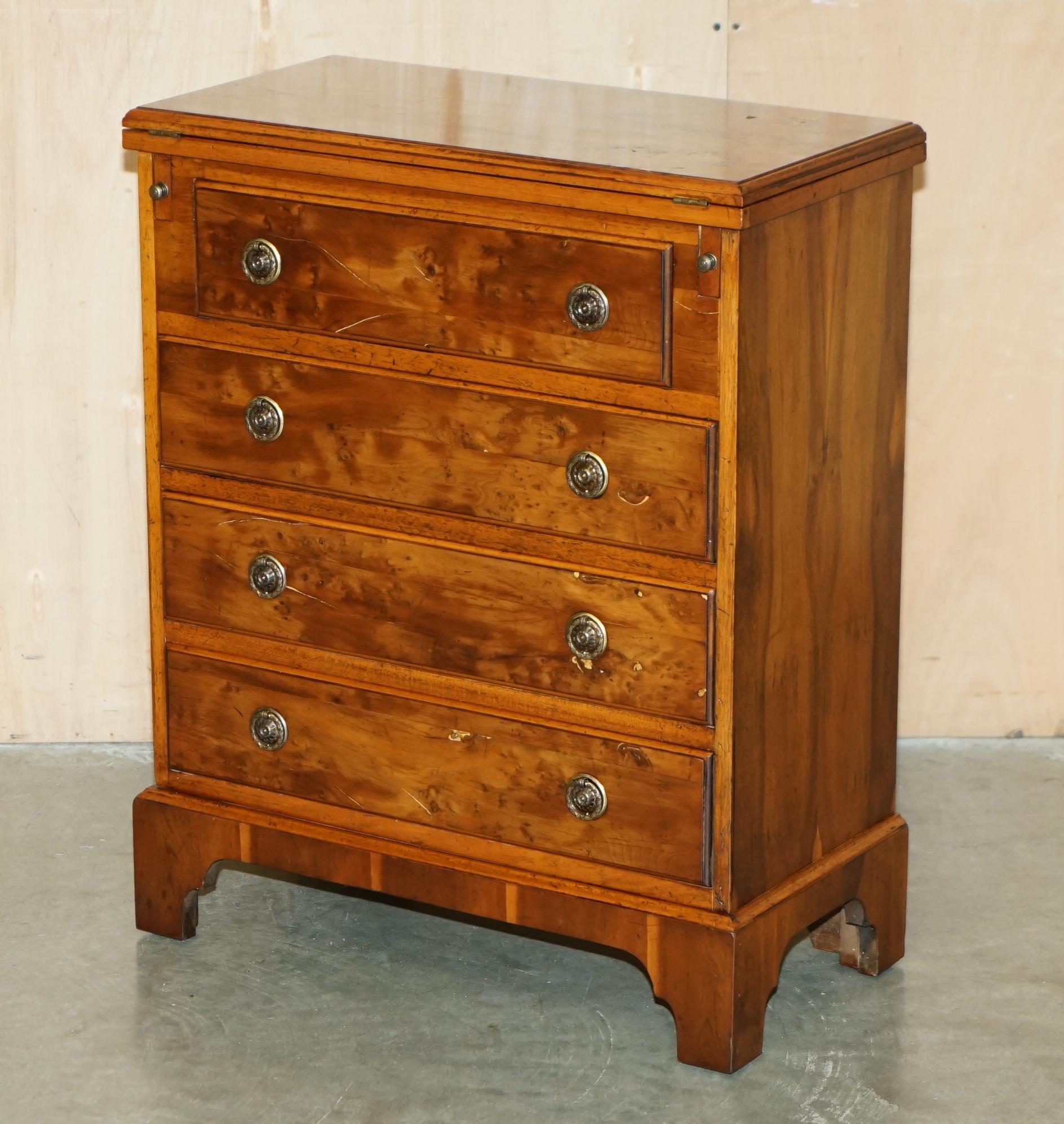 Royal House Antiques

The House Antiques a le plaisir d'offrir à la vente cette sublime commode vintage en ronce de noyer fabriquée à la main en Angleterre, avec plateau extensible Butlers.

Veuillez noter que les frais de livraison indiqués sont