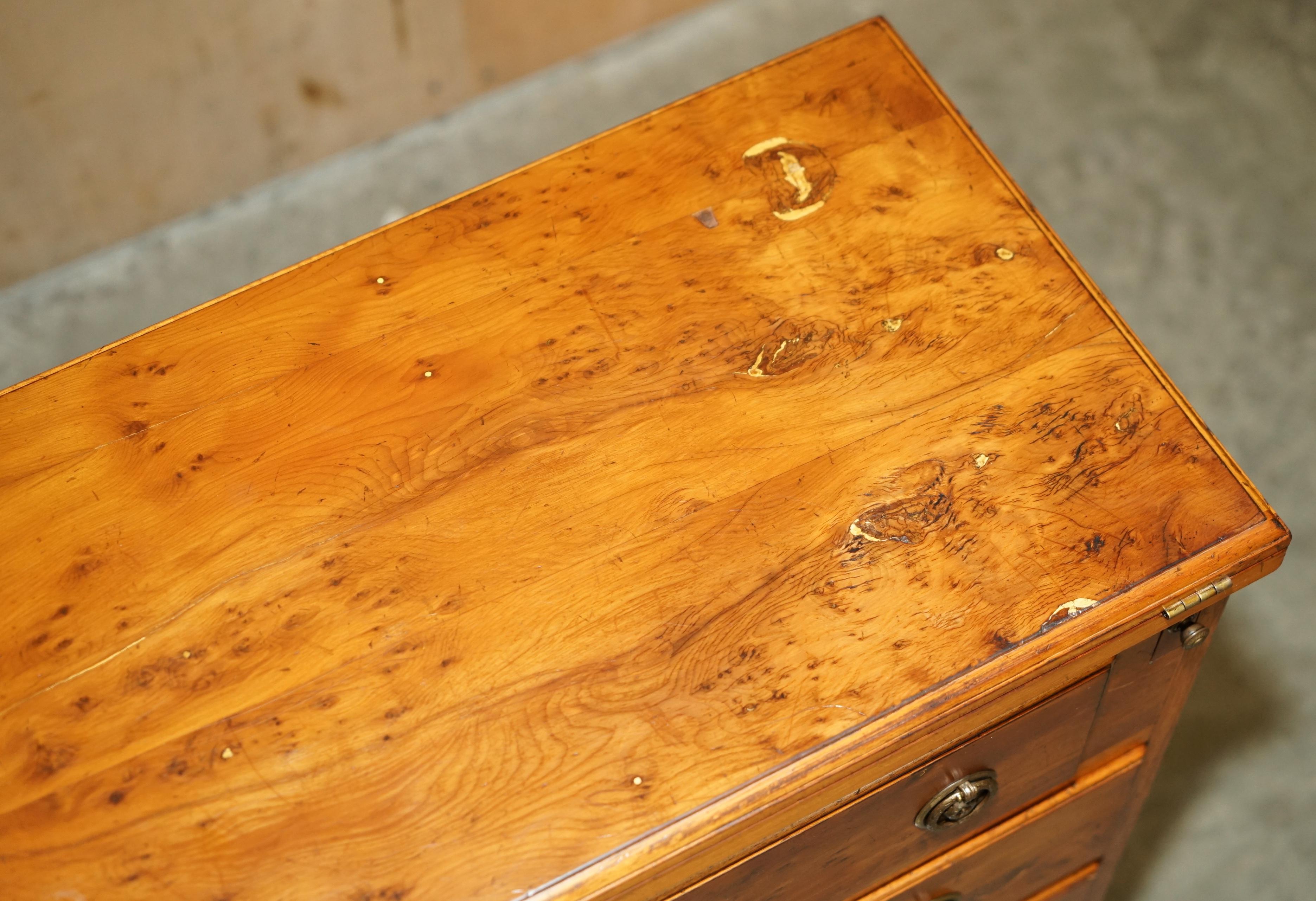 Stunning ViNTAGE BURR WALNUT BUTLERS TABLE CHEST OF DRAWERS EXtensible en vente 1